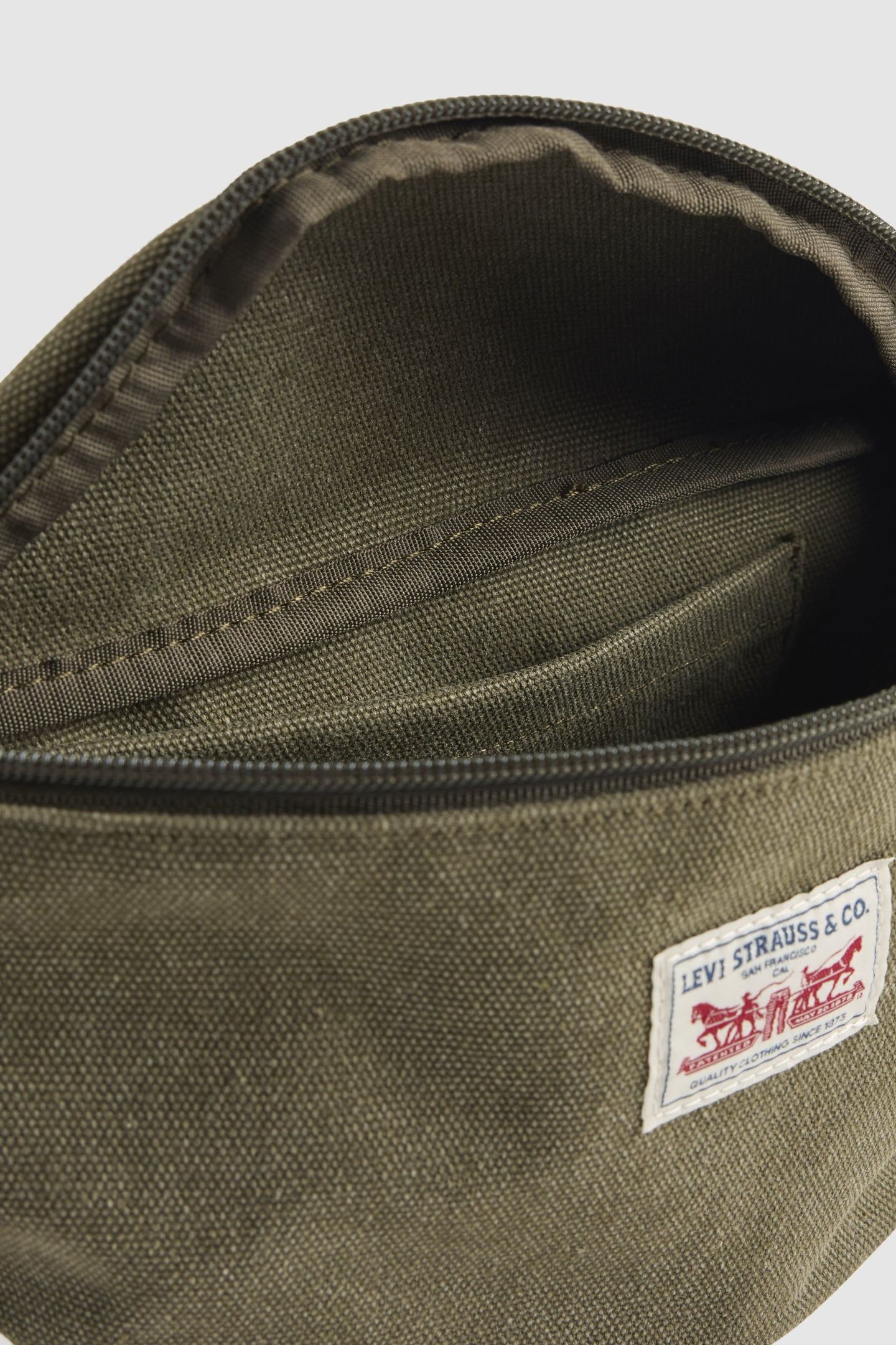 LEVI'S® DUBOCE SLING BAG 4