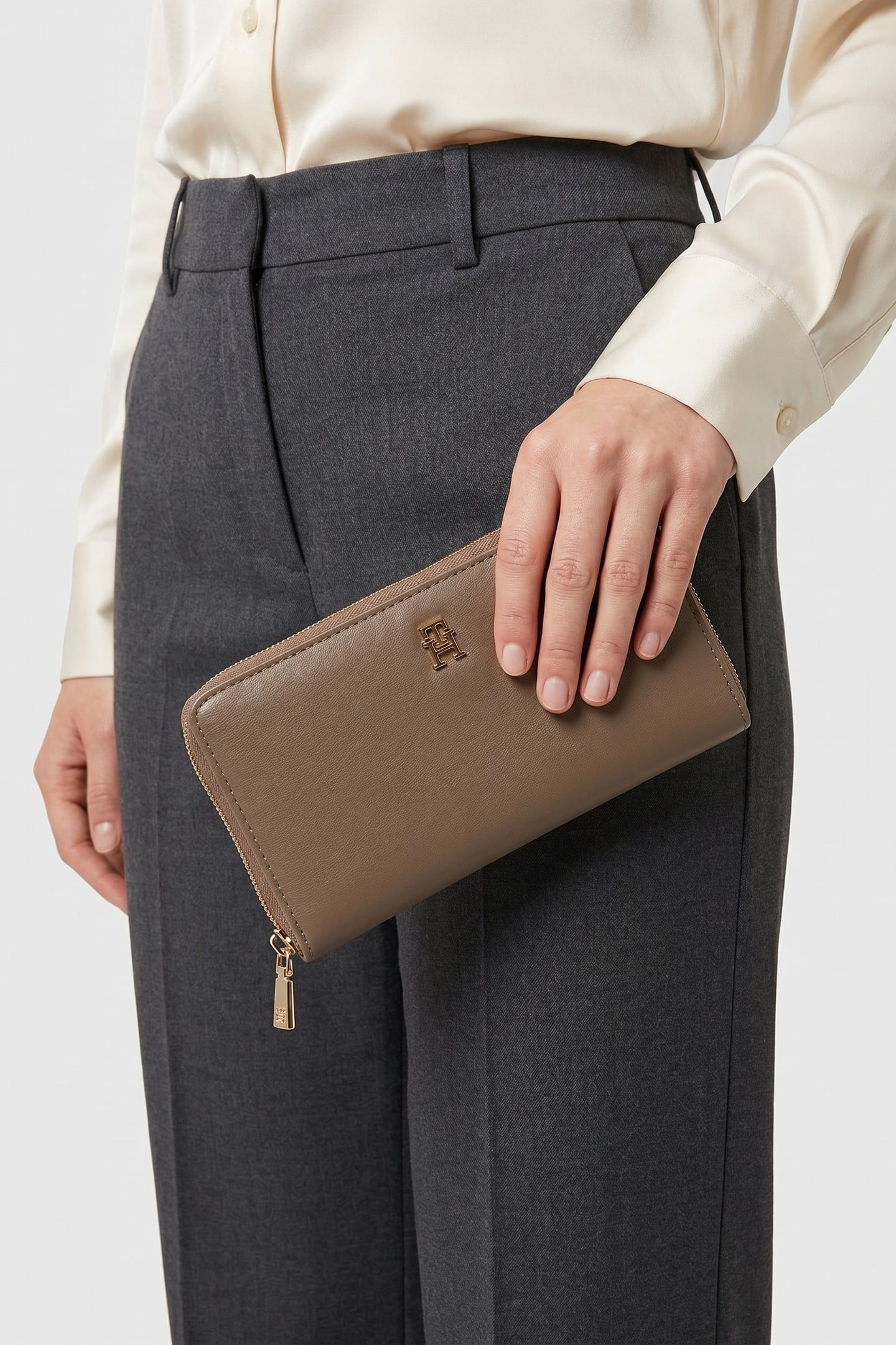 TH MONOGRAM ZIP-AROUND WALLET NORDIC TAUPE 3