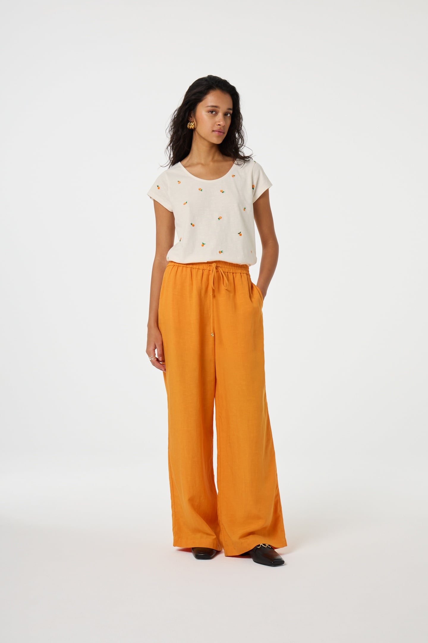 PHIL ROUND V T-SHIRT COSY WHITE/ORANGE 2
