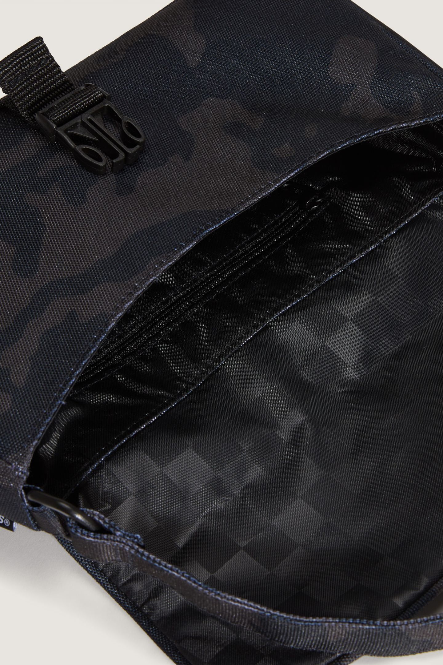 UNISEX HOOKED ON BAG BLACK CAMO 3
