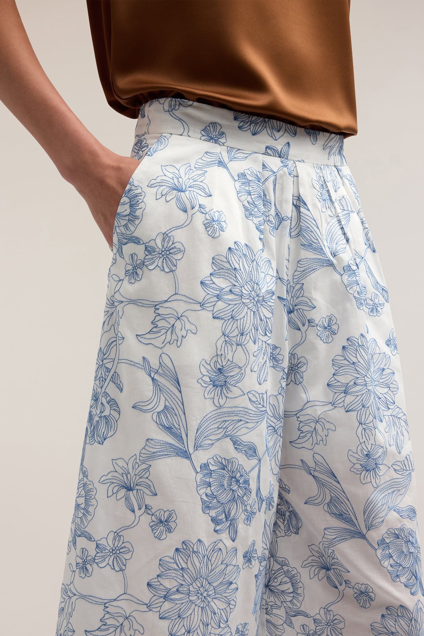 CROPPED COTTON TROUSERS WITH FLORAL EMBROIDERY LIGHT BLUE 5