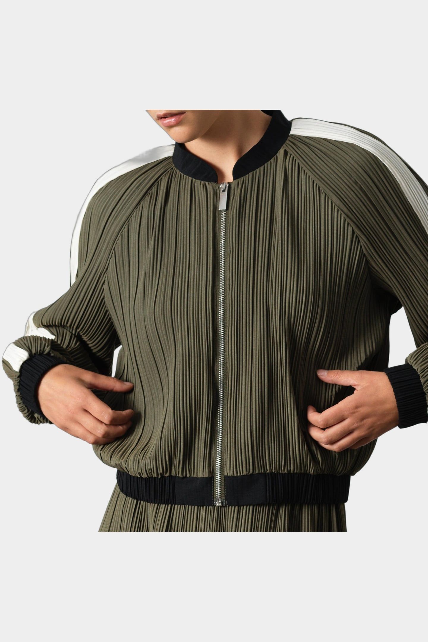 NIRI PLISSE BOMBER JACKET KHAKI/BLACK/PORCELAI 3