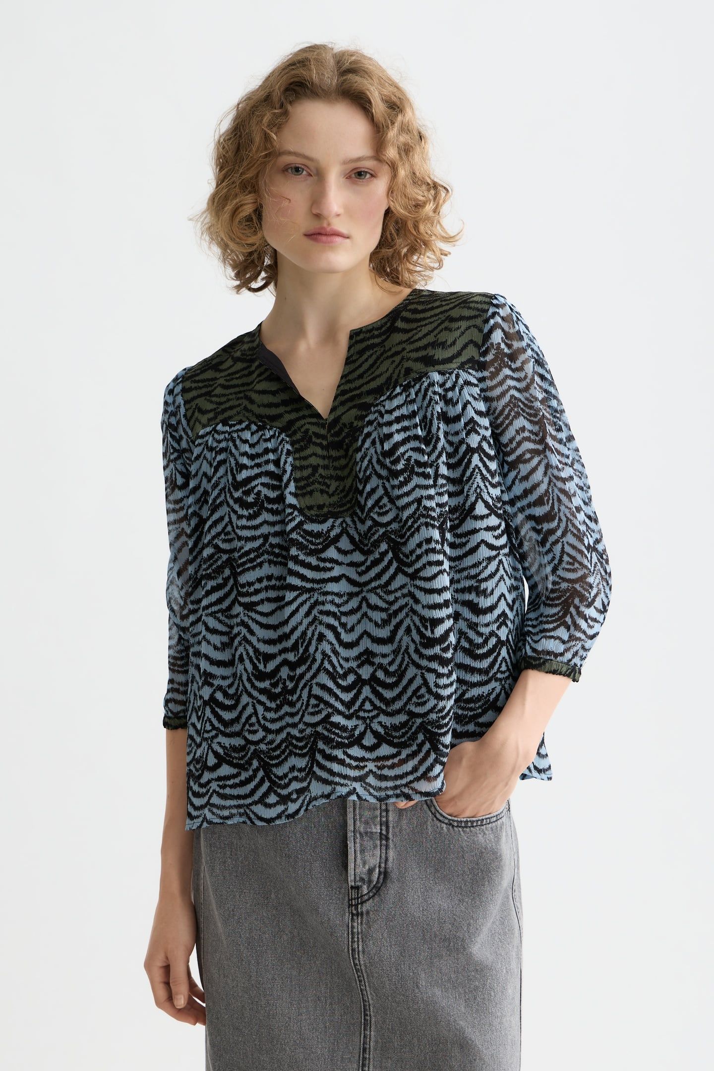 CONTRAST YOKE SHORT SLEEVE TOP IKAT FEATHER BLUE 1
