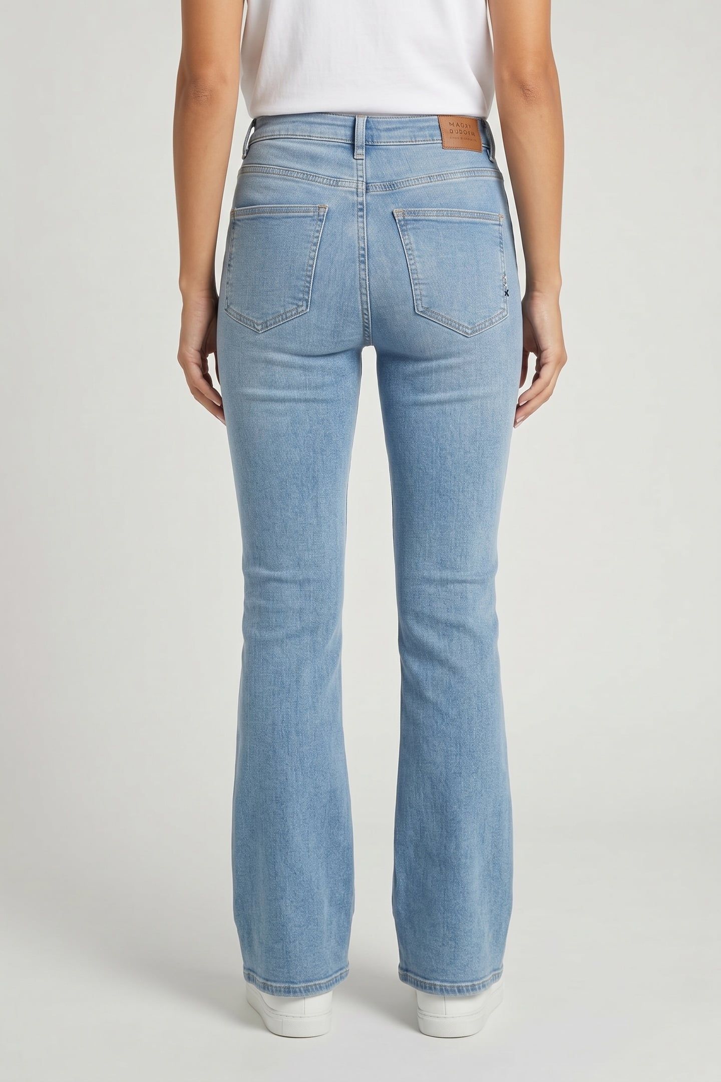THE CHARM FLARED JEANS BLUE SCENE BLUE SCENE 2