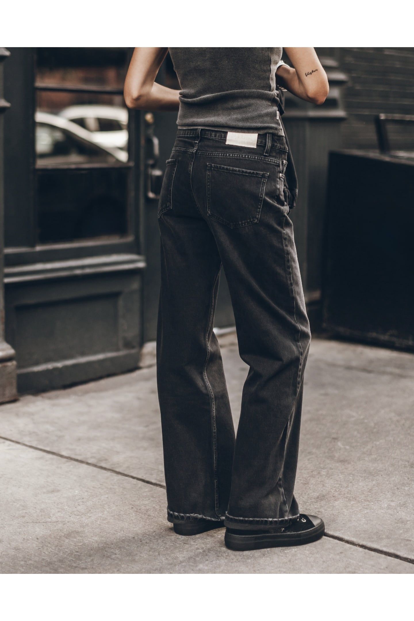 THE BLACK LOOSE JEANS 2