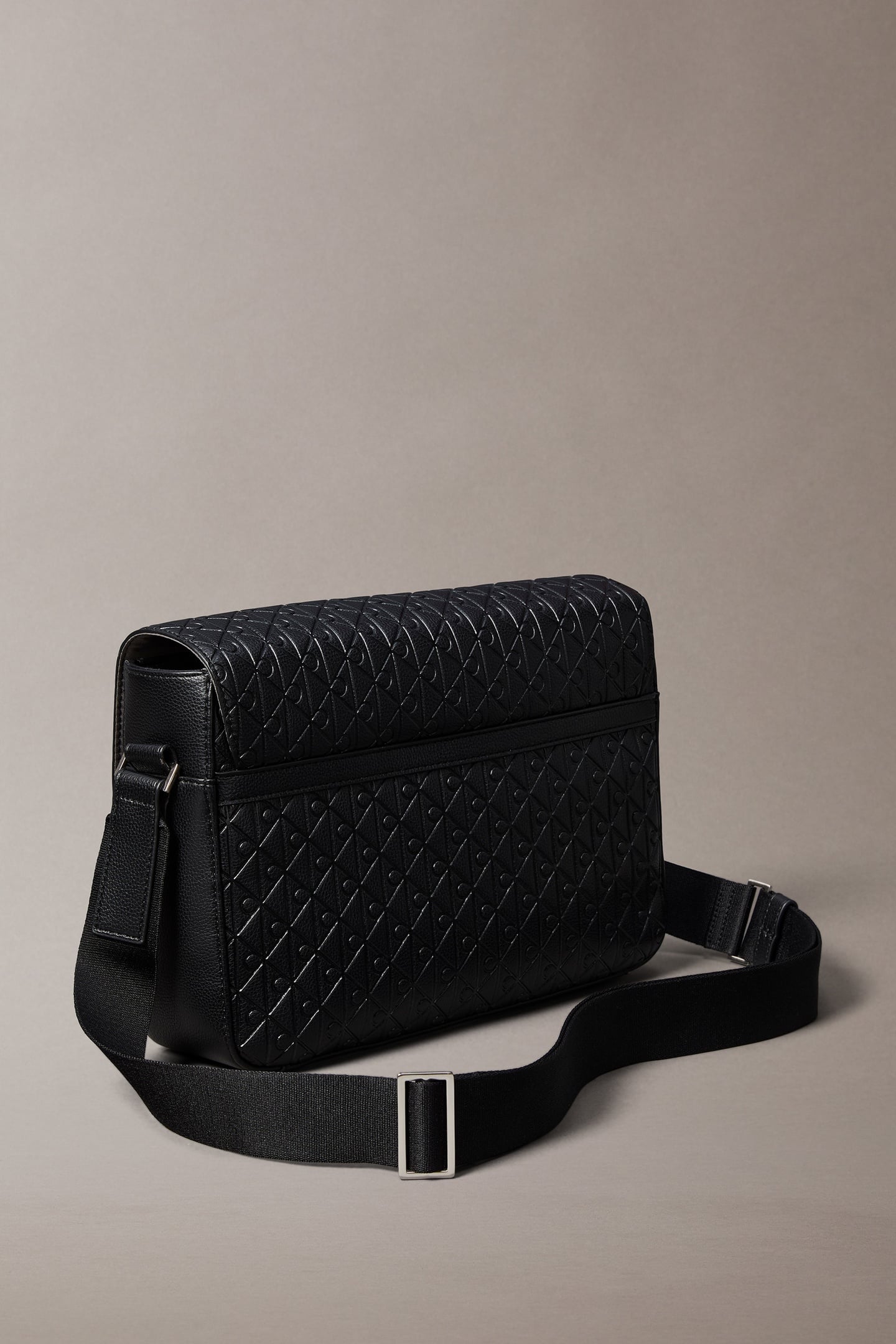 EMBLEM EMBOSS MESSENGER BAG BLACK 2