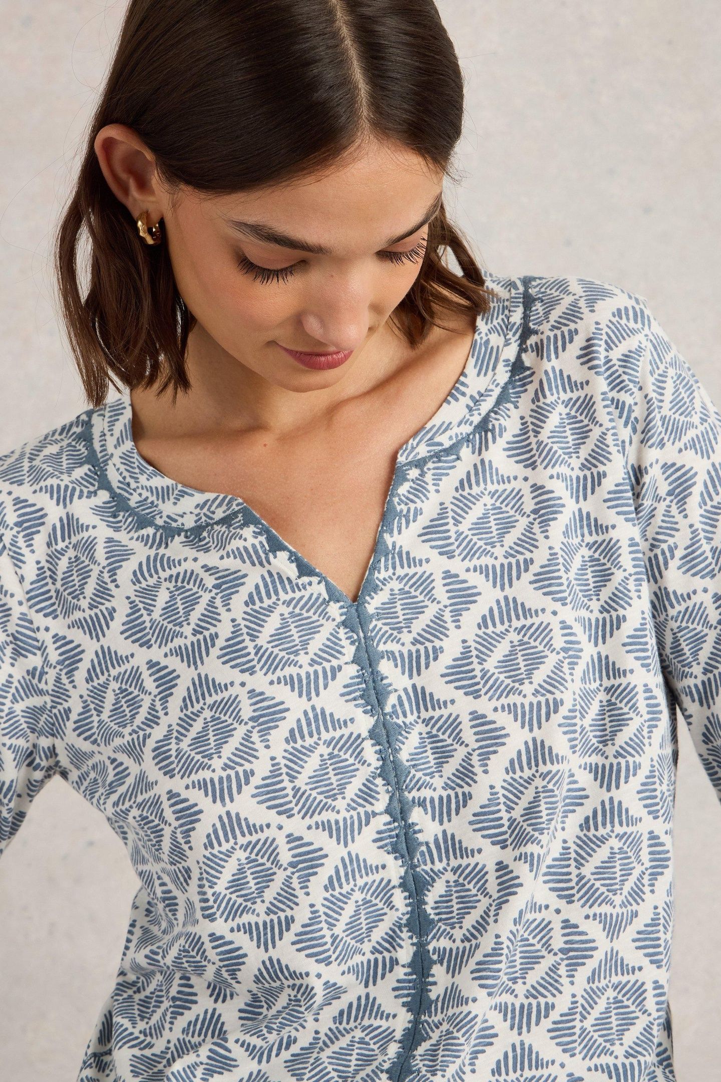 NELLY EMBROIDERED LS TEE BLUE PRINT 7