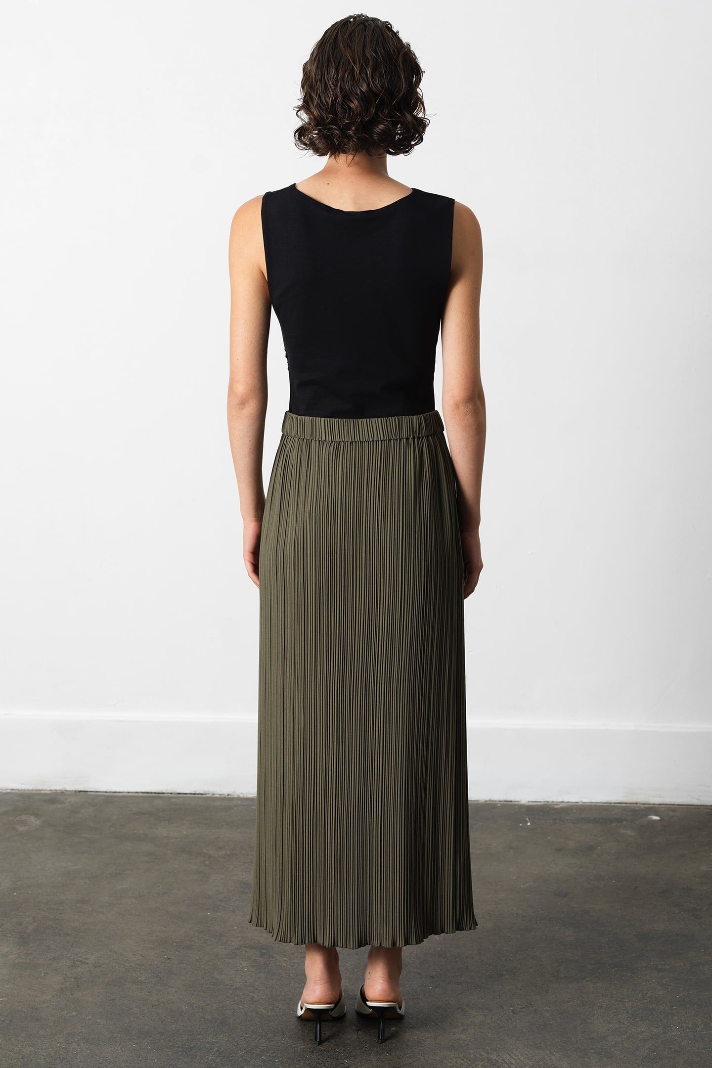 NIRI PLISSE COLUMNED MIDI SKIR KHAKI GREEN 2