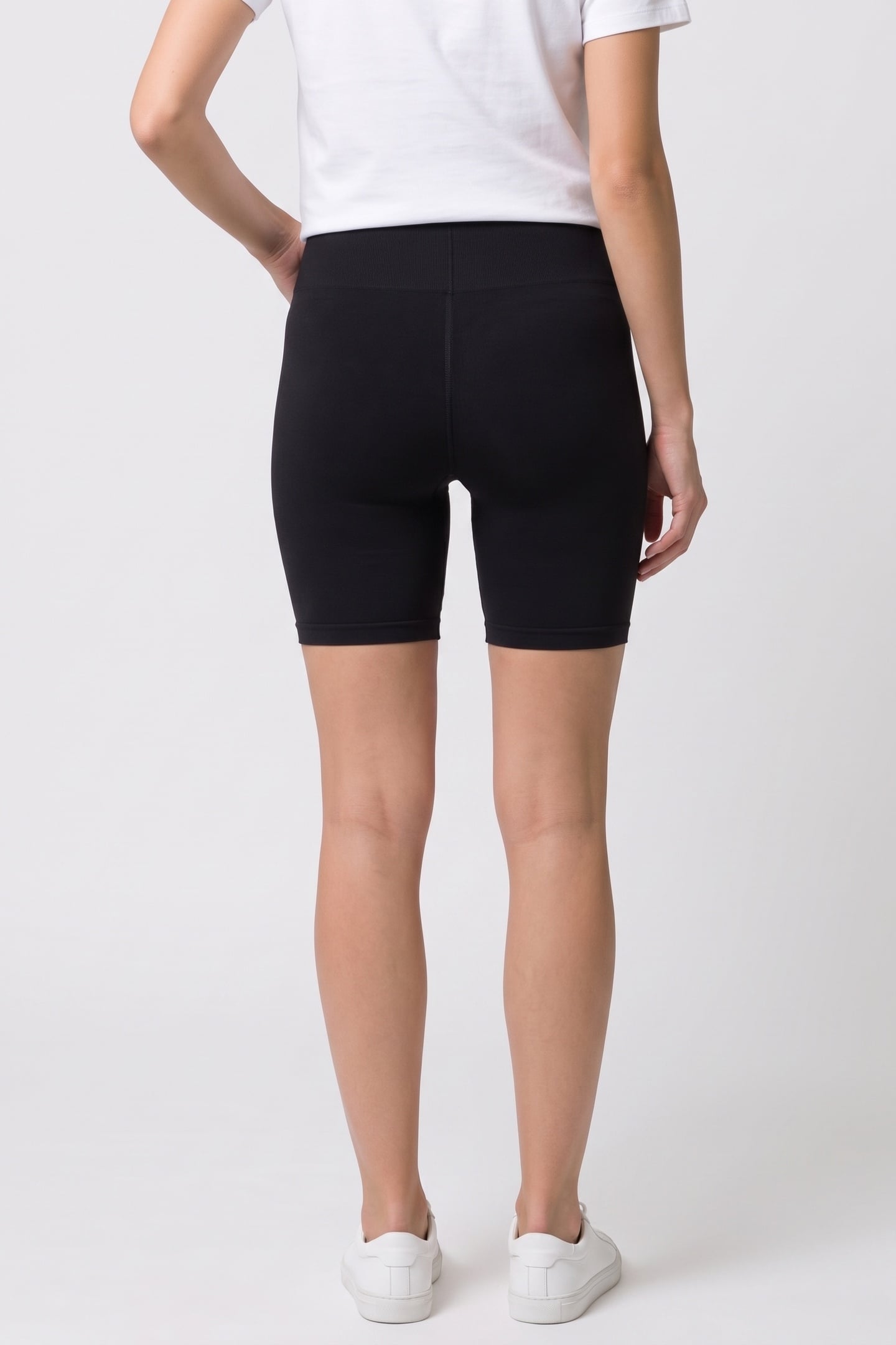 NELLA SEAMLESS SHORTS BLACK 2
