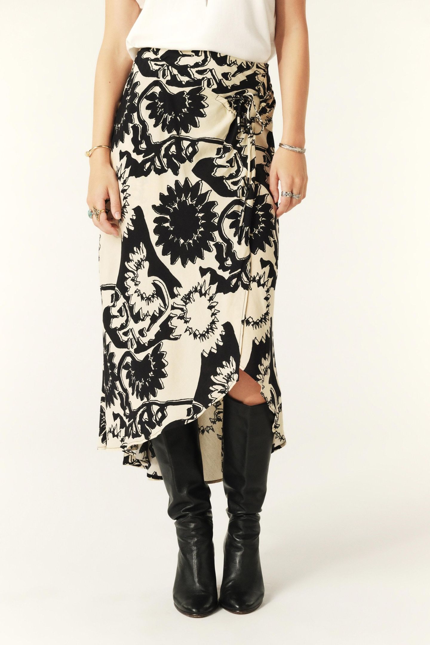 MID-LENGTH SKIRT BLACK 1