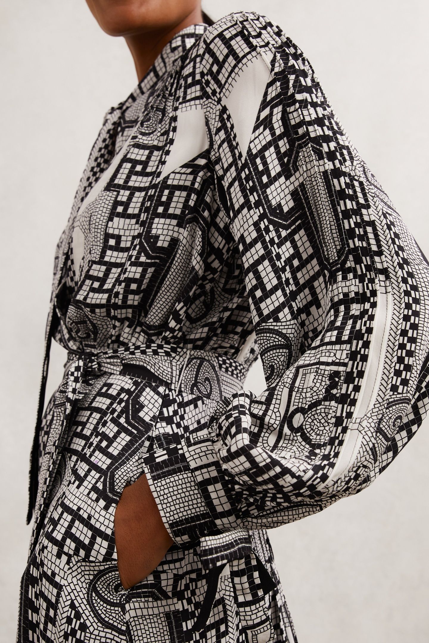 WRAP FRONT PRINTED DRAPE DRESS BLACK/IVORY 5