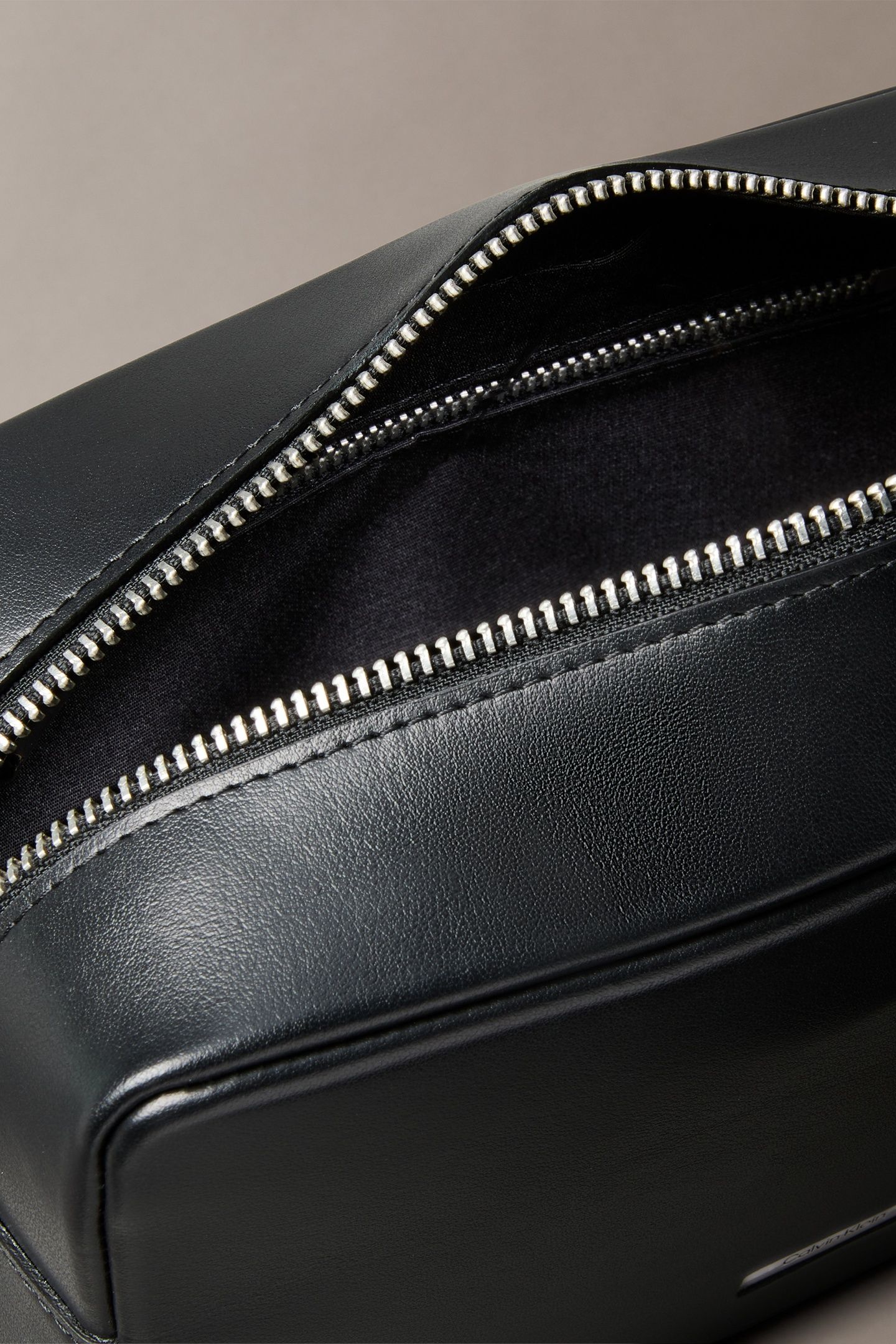 PLAQUE DOPP KIT BLACK 4