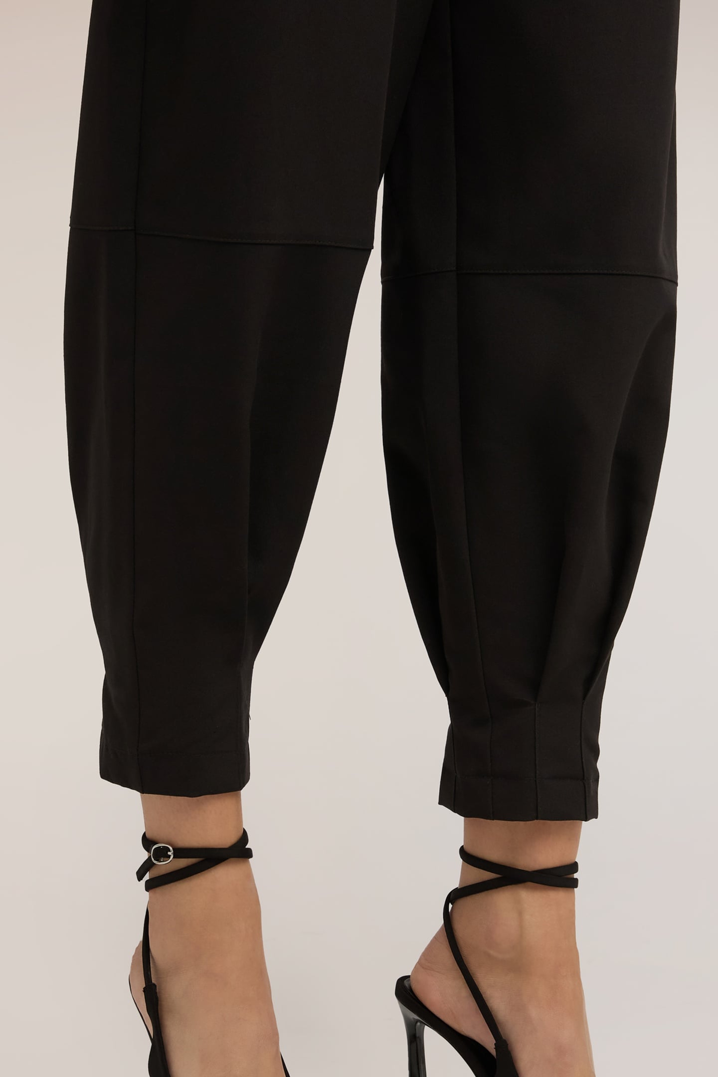 CARROT PANTS WITH CUFF AT THE BOTTOM BLACK 5