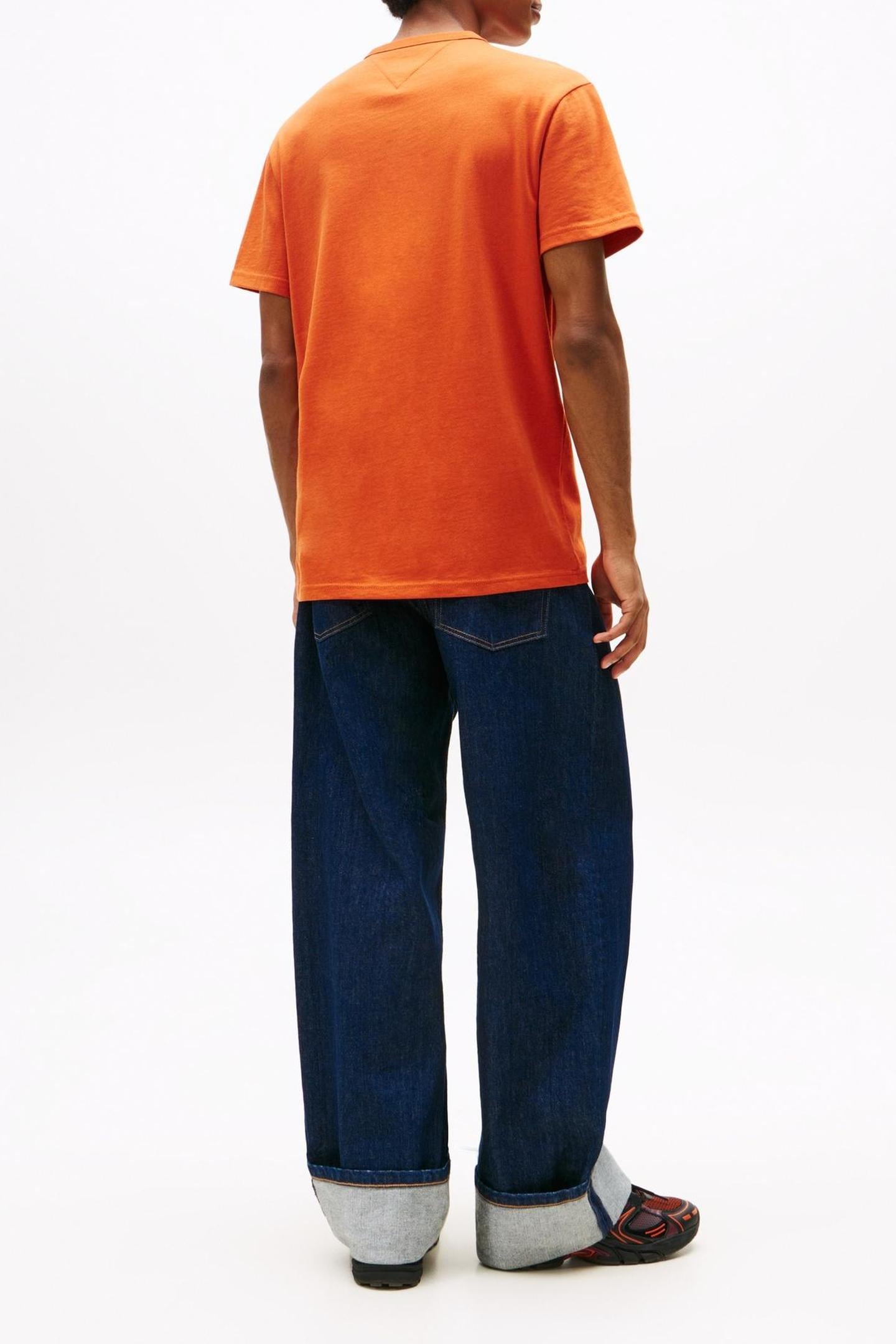 TJM REG BADGE TEE VOYAGER ORANGE TONAL 2