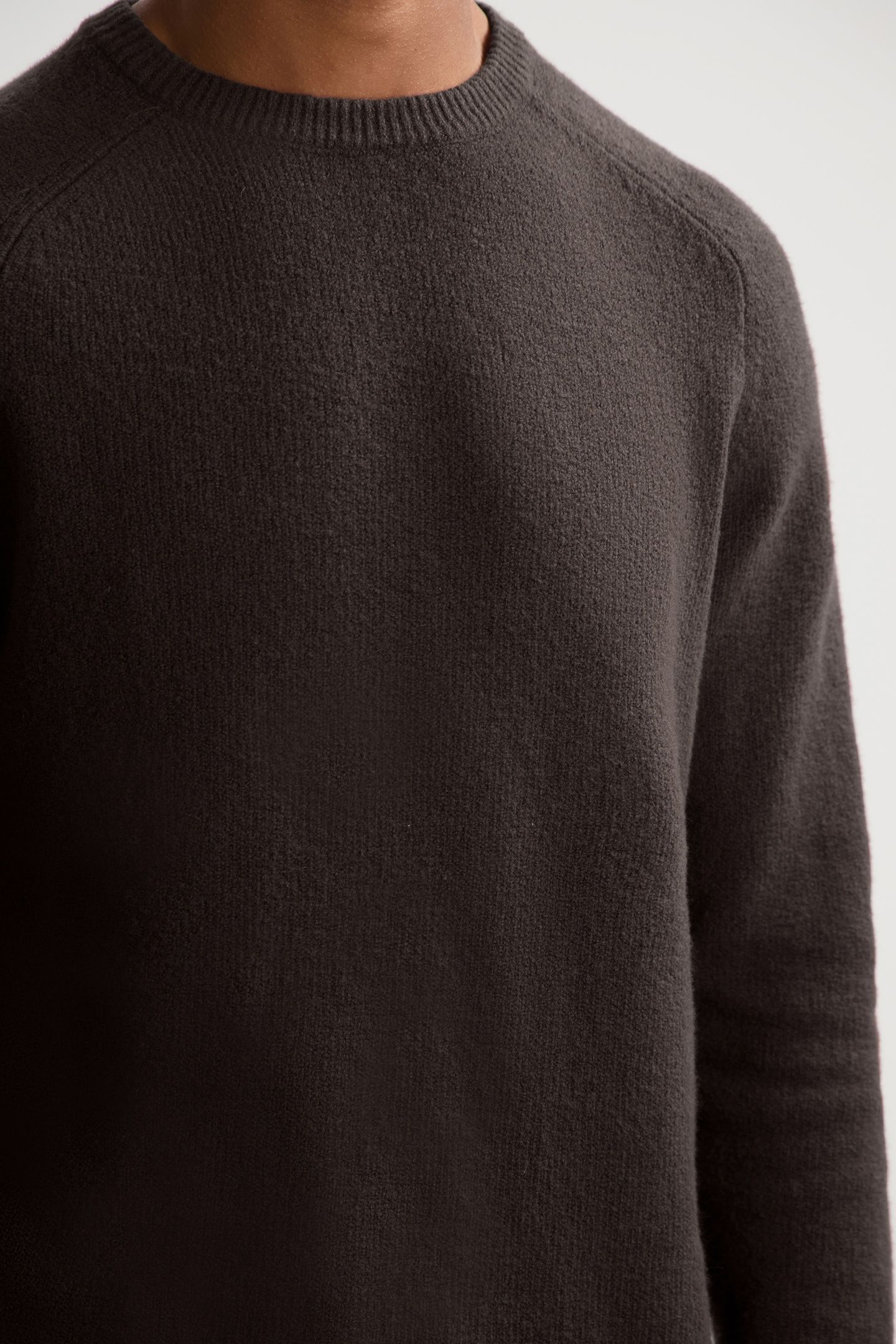 DS_YVAIN CREWNECK DK. BROWN 5