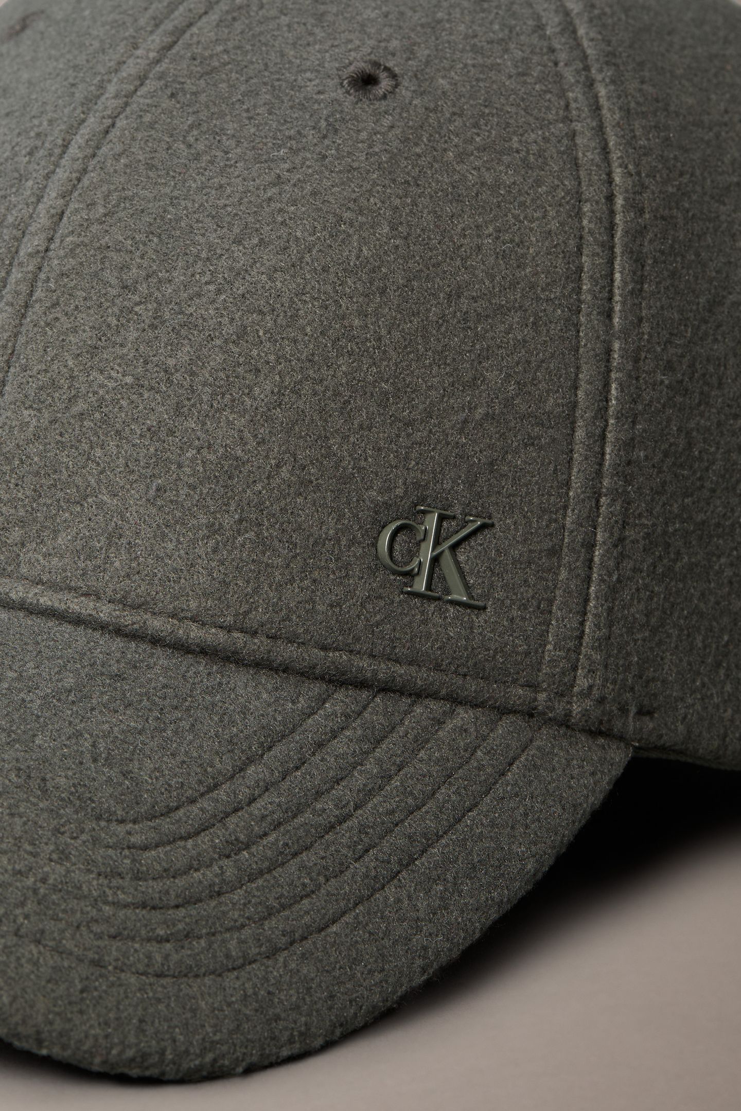 FELT W METAL PLAQUE DARK GREY 4