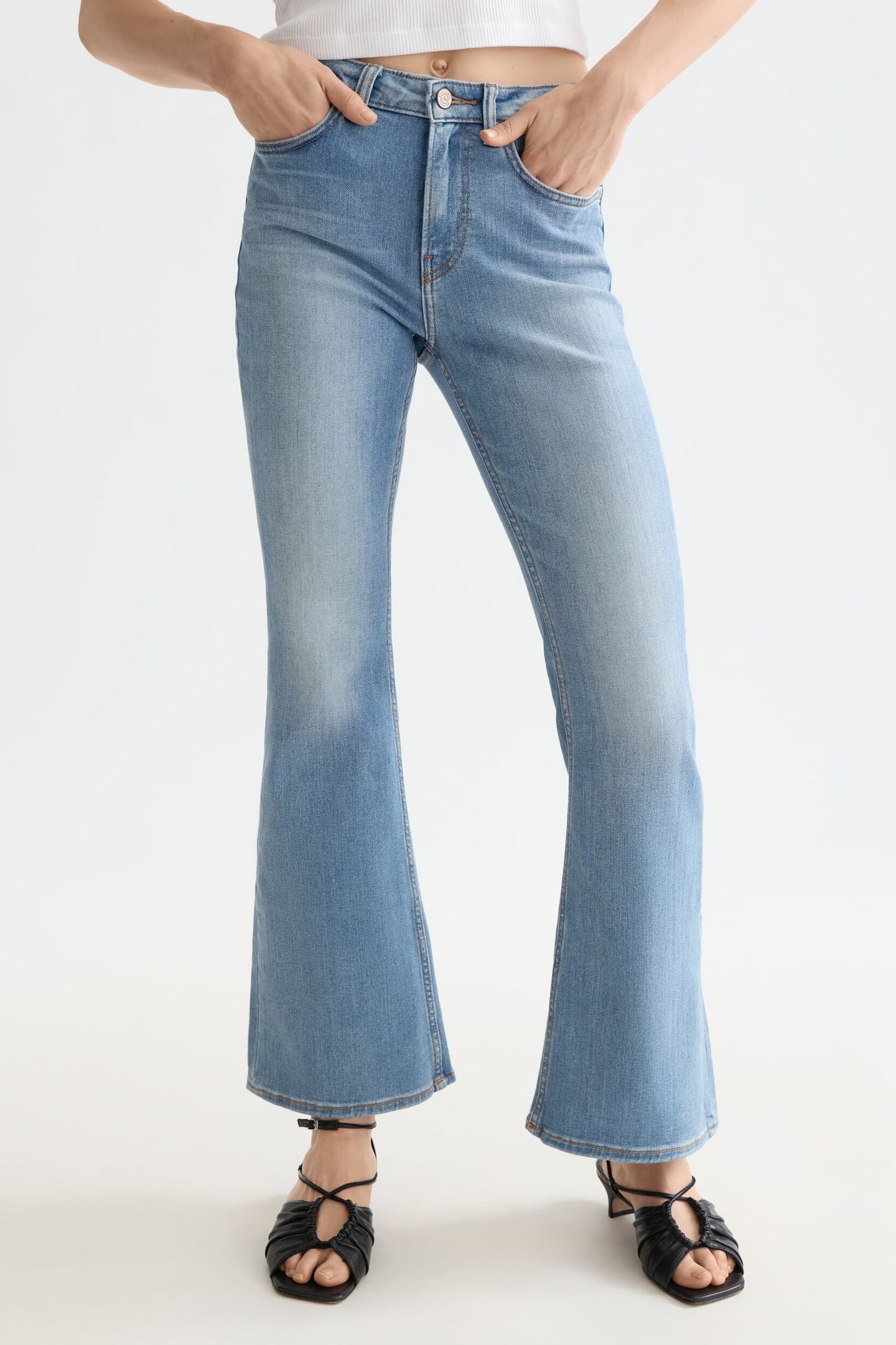 THE CHARM FLARED JEANS BLUE SCENE 1