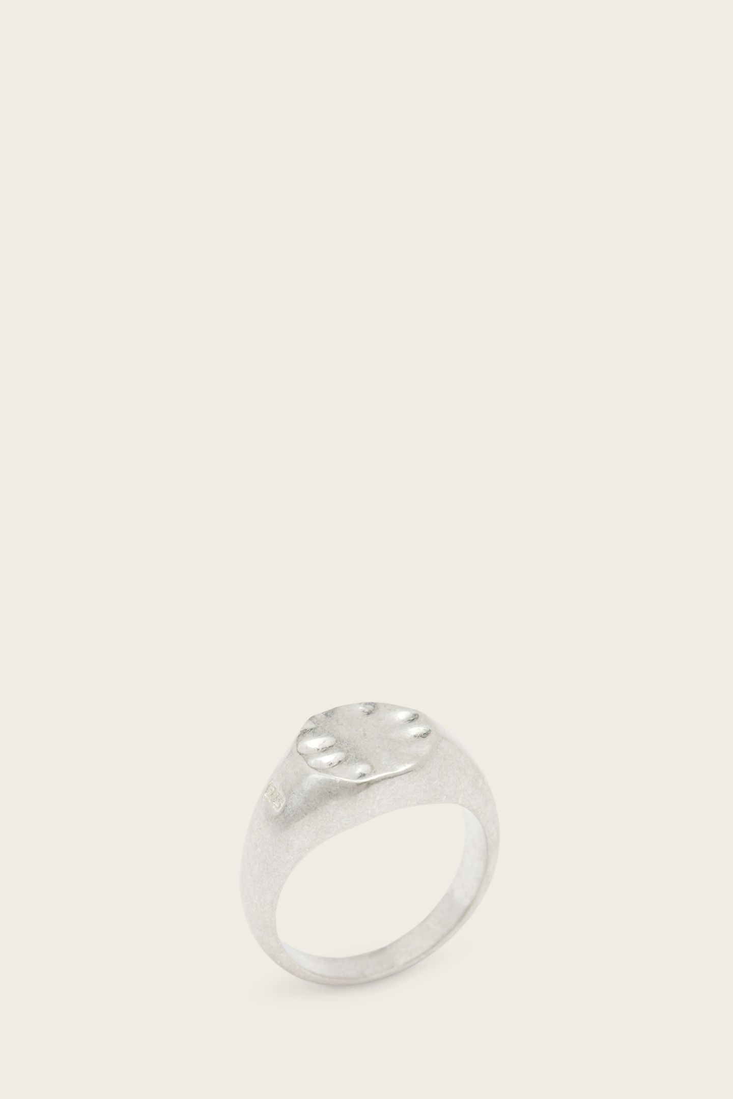 JAKE OVL SIGNET RING WARM SILVER 1