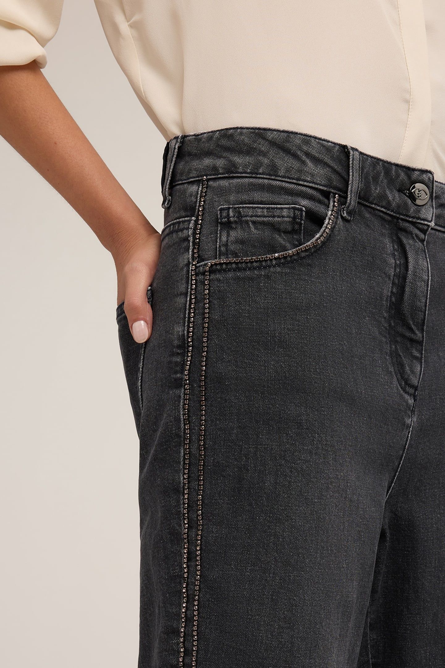 MUM FIT JEANS WITH SIDE STONE EMBROIDERY BLACK 5