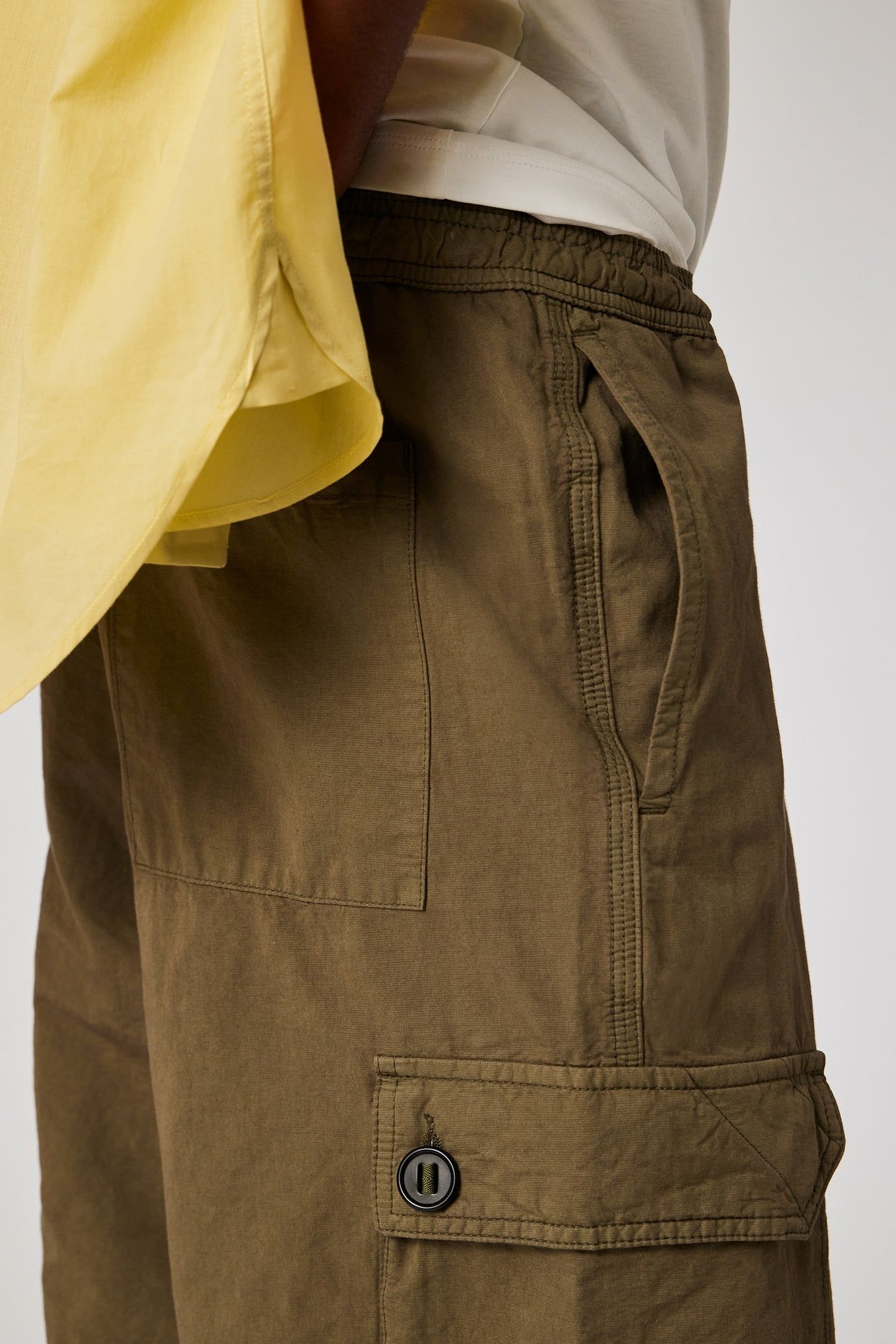 MENSBUTTON PKT CARGO MILITARY GREEN 8