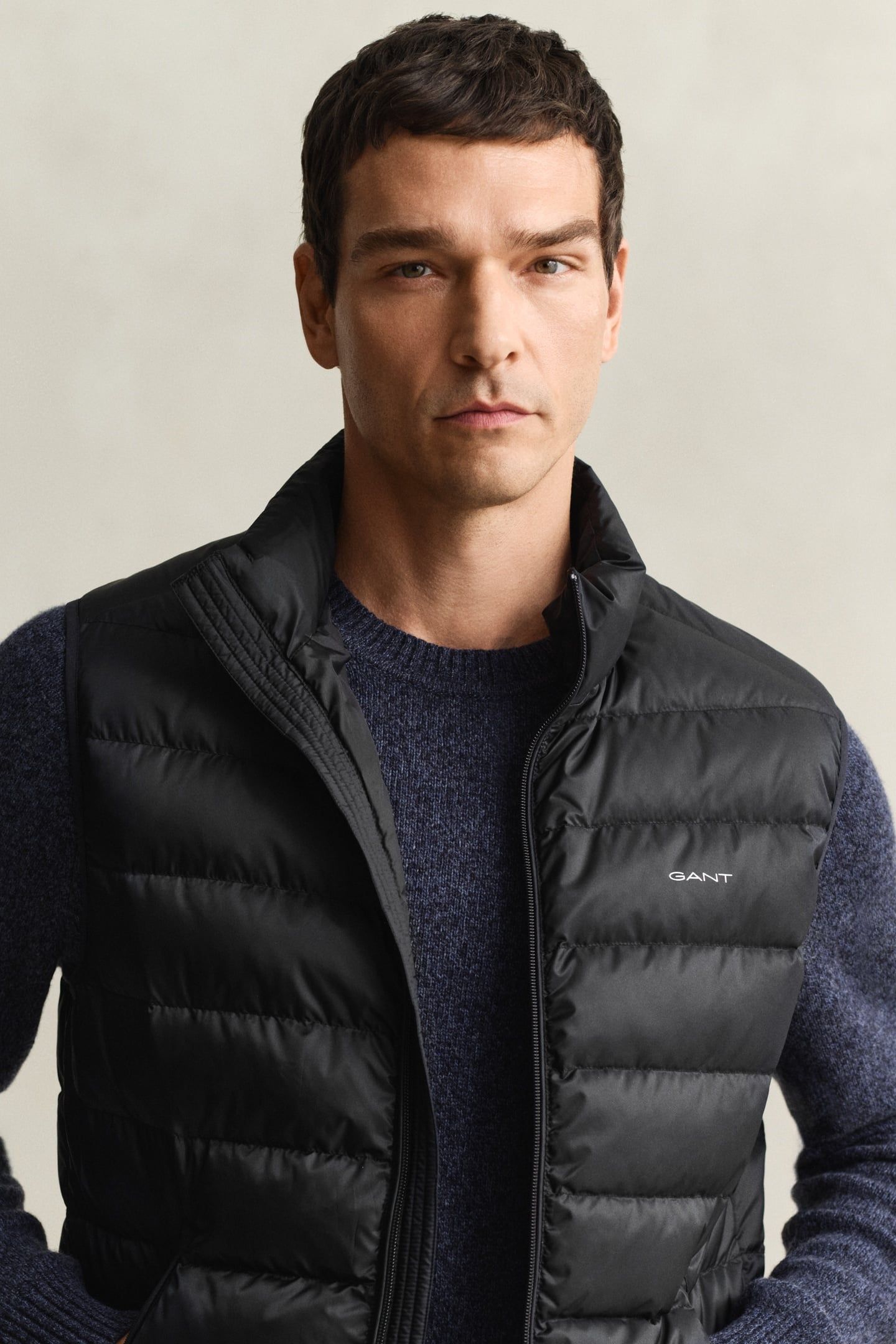 LIGHT DOWN VEST BLACK 5