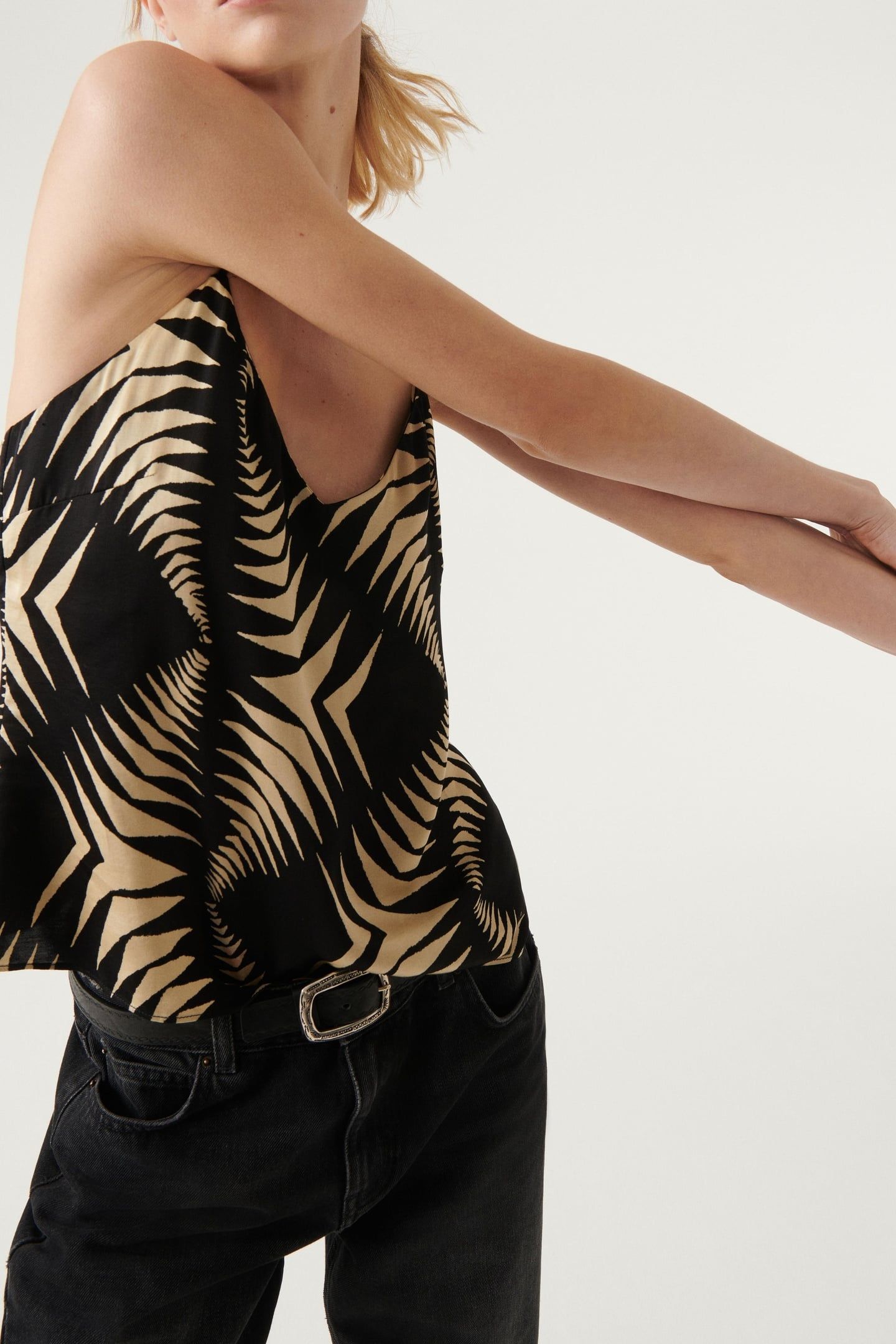 SLEEVELESS TOP BLACK 5