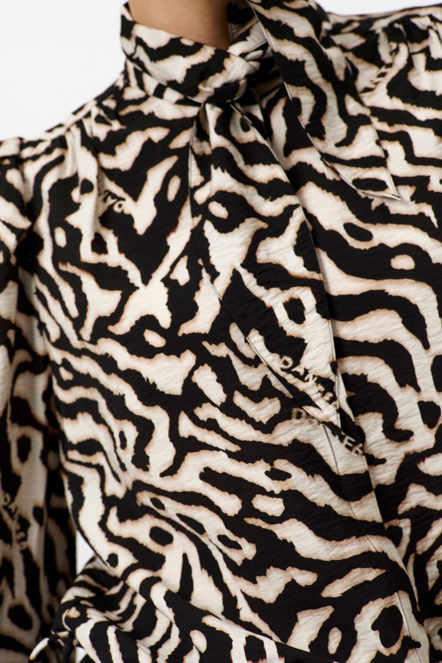 DANTE6-CHESKA PRINTED PUSSY BOW BLOUSE BLACK/CREAM 8