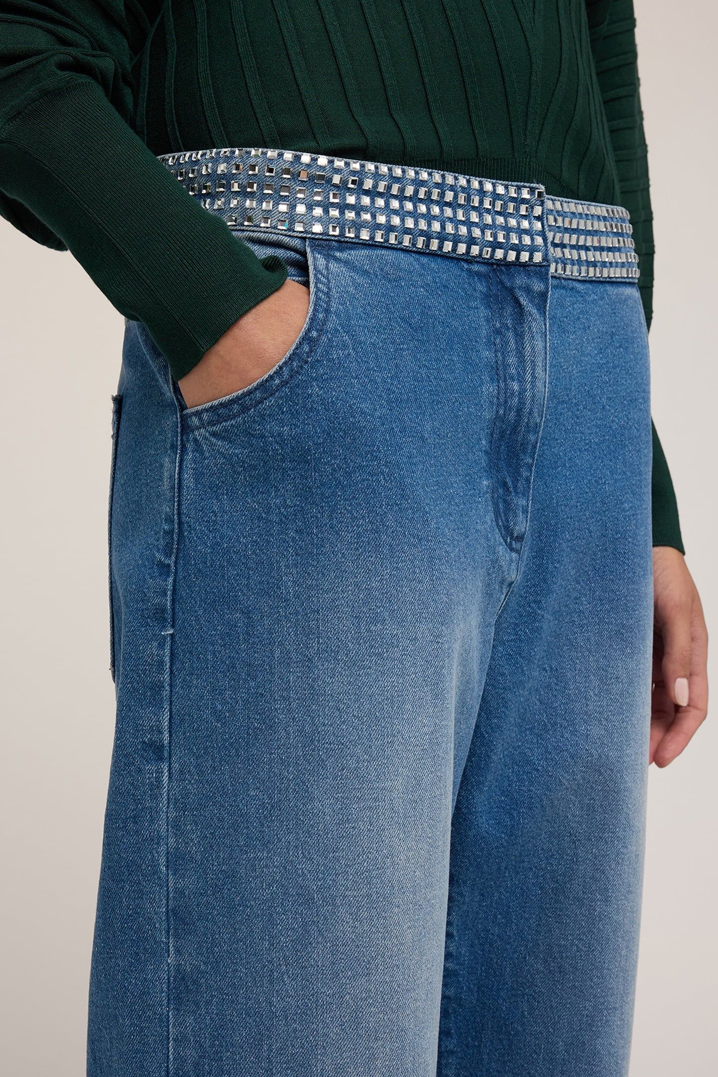 BOYFIT JEANS WITH JEWELED BELT BLUE 5