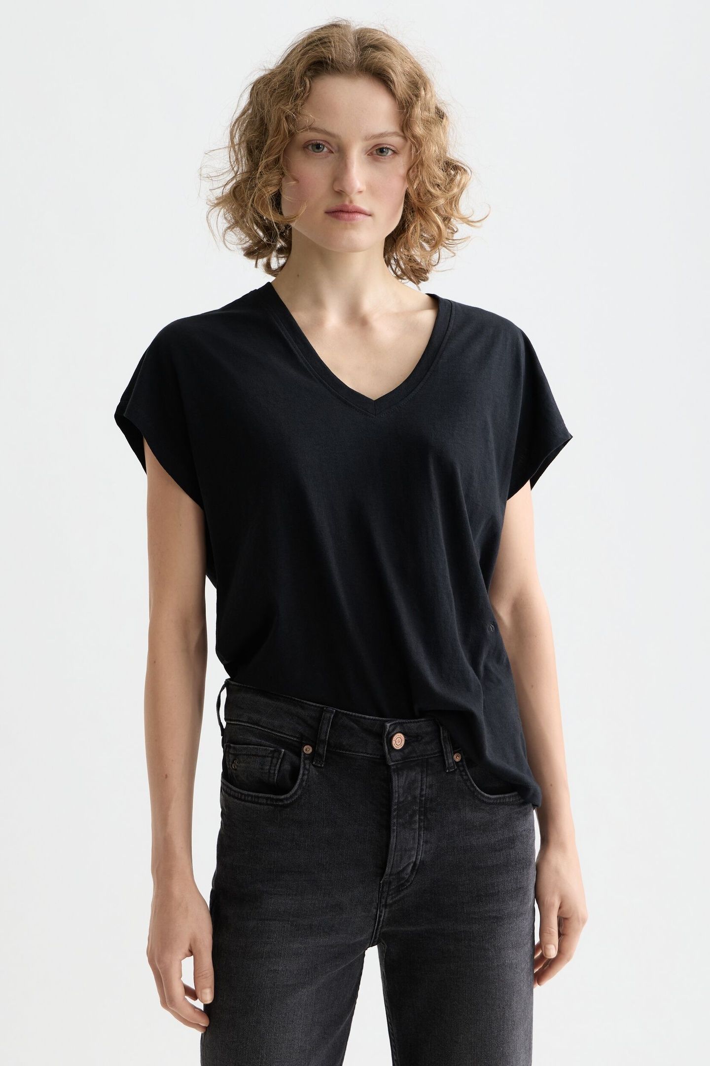 SLUB V-NECK T-SHIRT BLACK 1