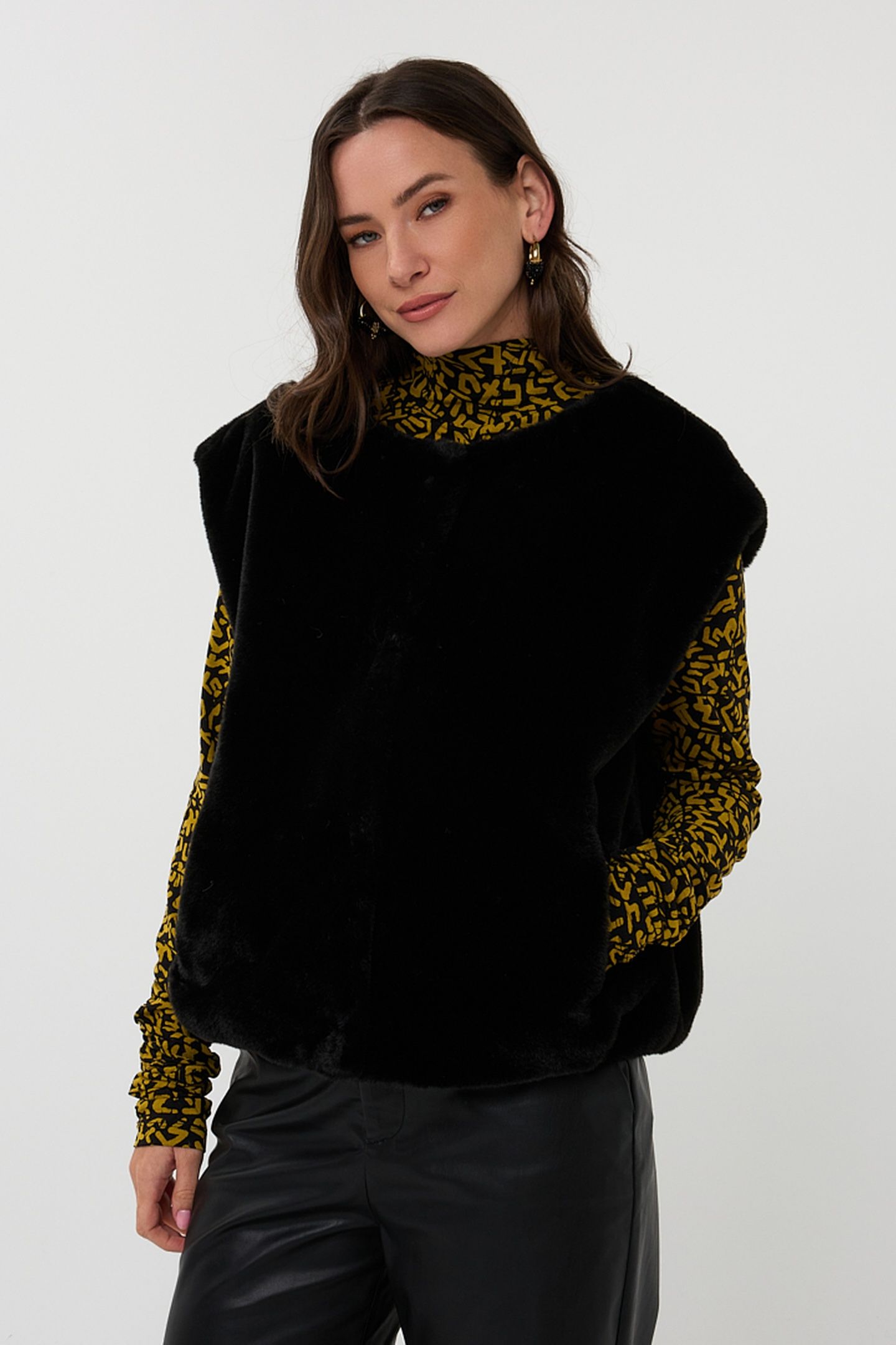 BODYWARMER FAKE FUR BLACK 3
