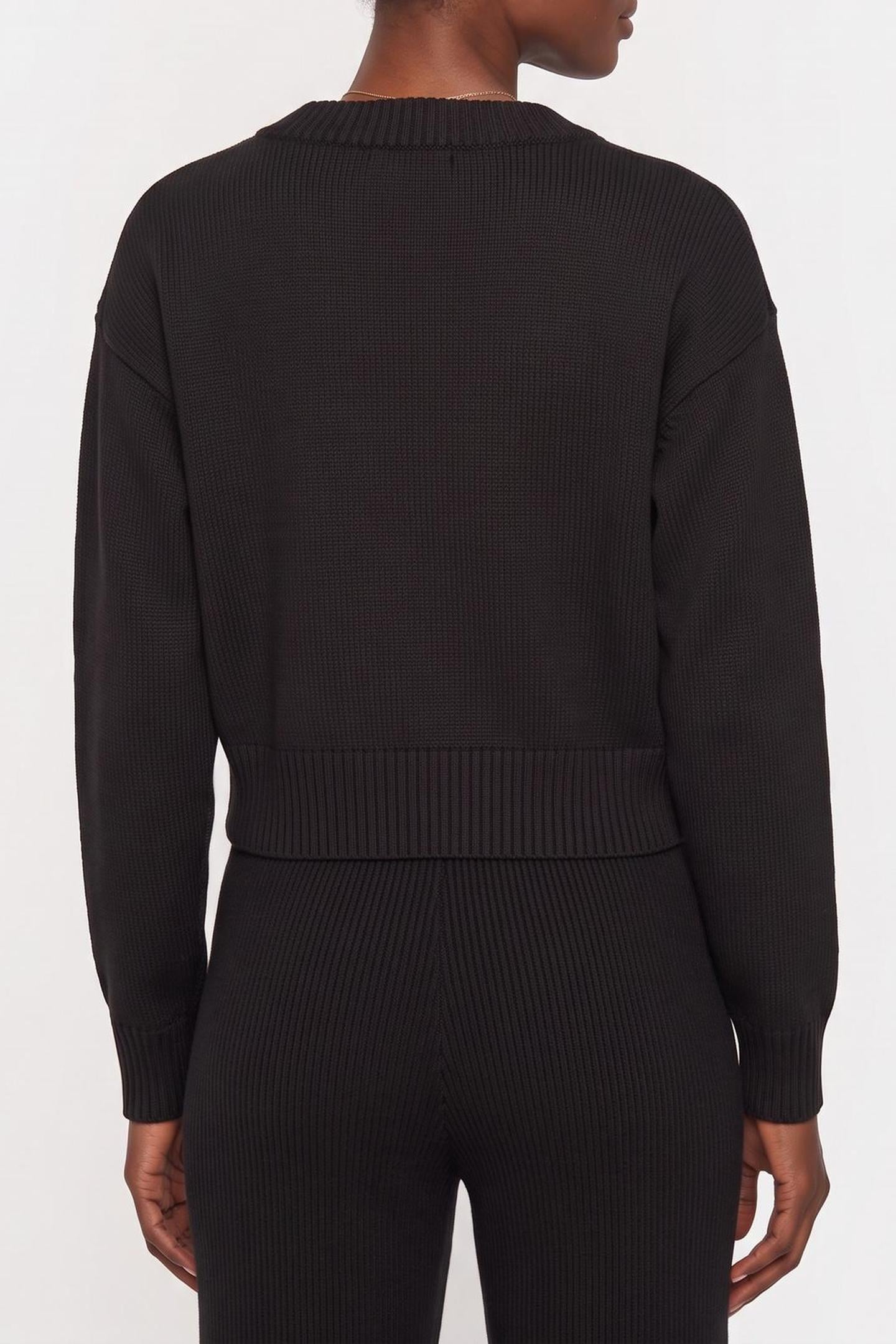 CK EMBRO BADGE V-NECK BLACK 2