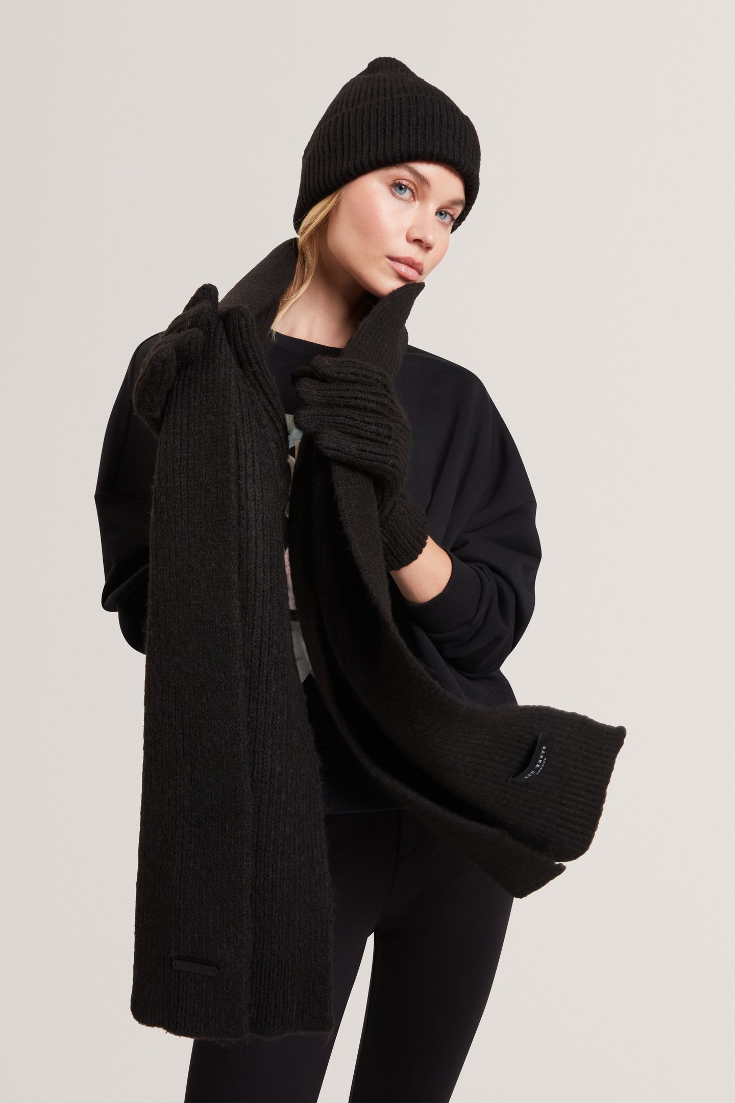 KNITTED RIBBED SCARF BLACK 1
