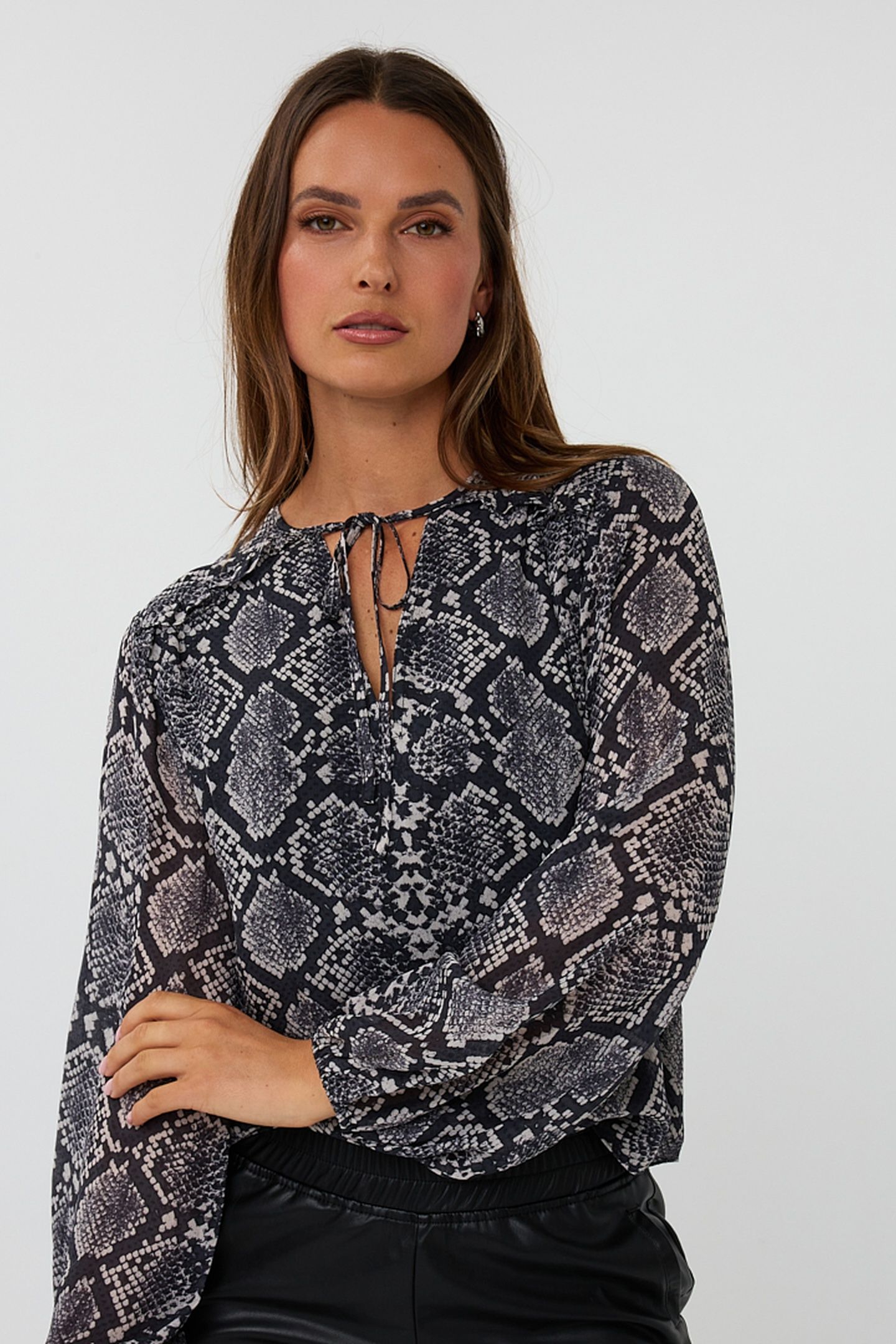BLOUSE GATHERING CITY SNAKE PRINT 1