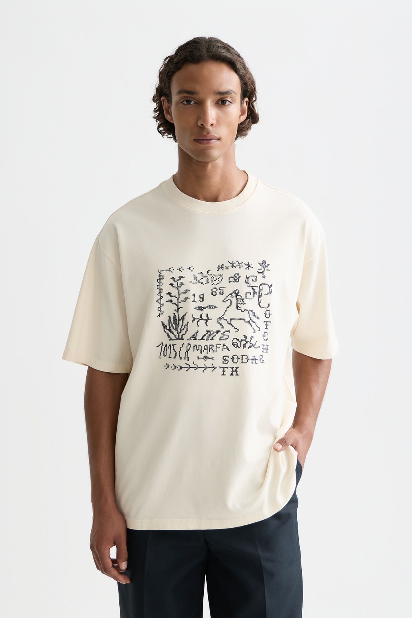 CROSS-STITCHED FRONT ARTWORK LOOSE-FIT T-SHIRT LIGHT BEIGE 1