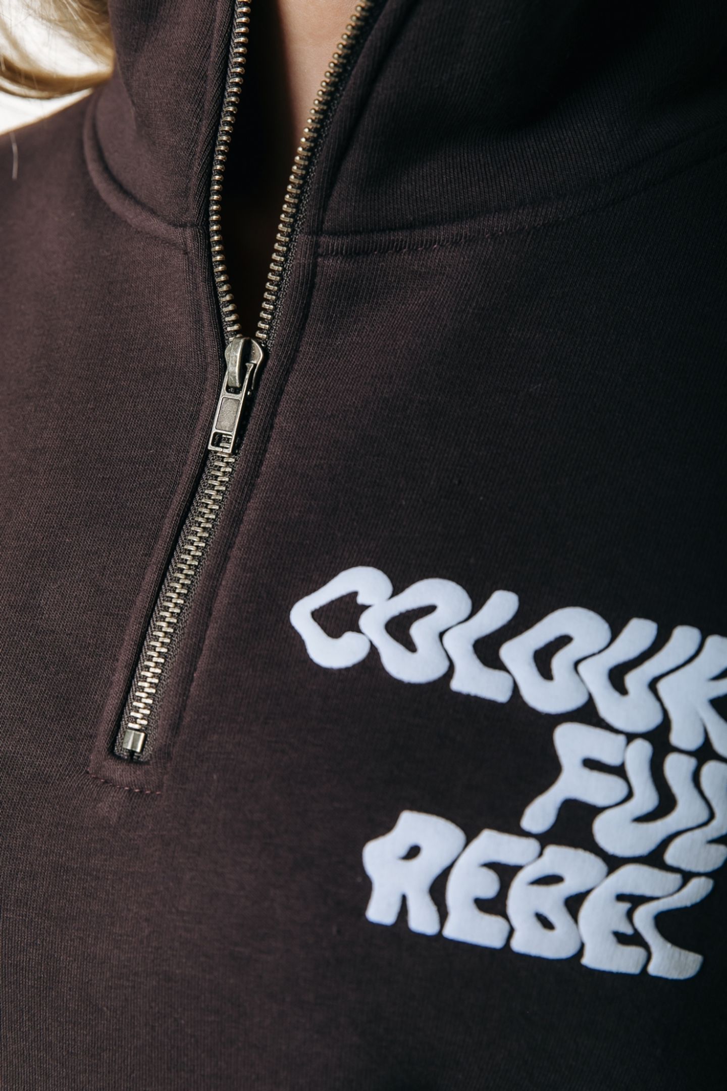 UNI LOGO WAVE ZIP SWEAT BROWN 3