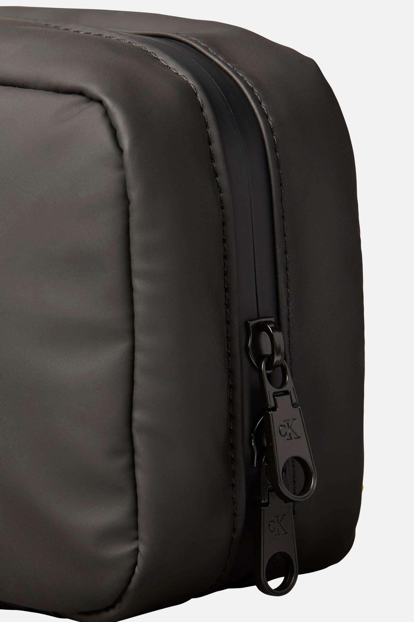 PUFFER UTILITY HANGER WASHBAG BLACK 6