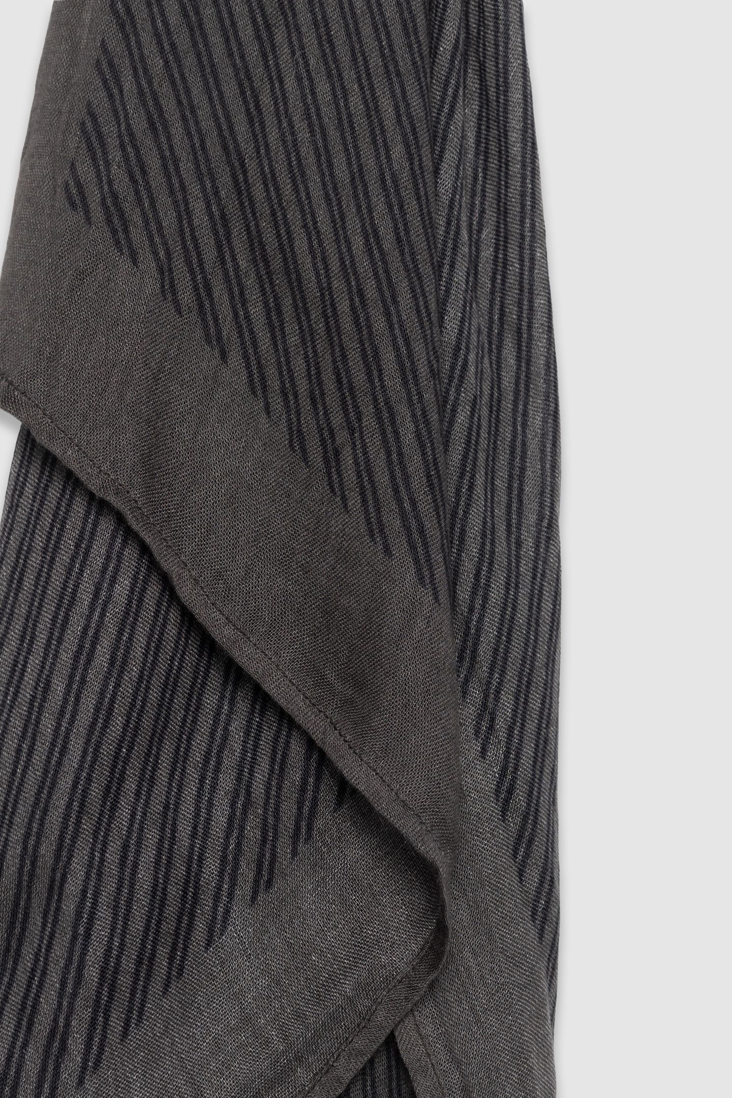 GREY SCARF WITH NAVY STRIPES 3
