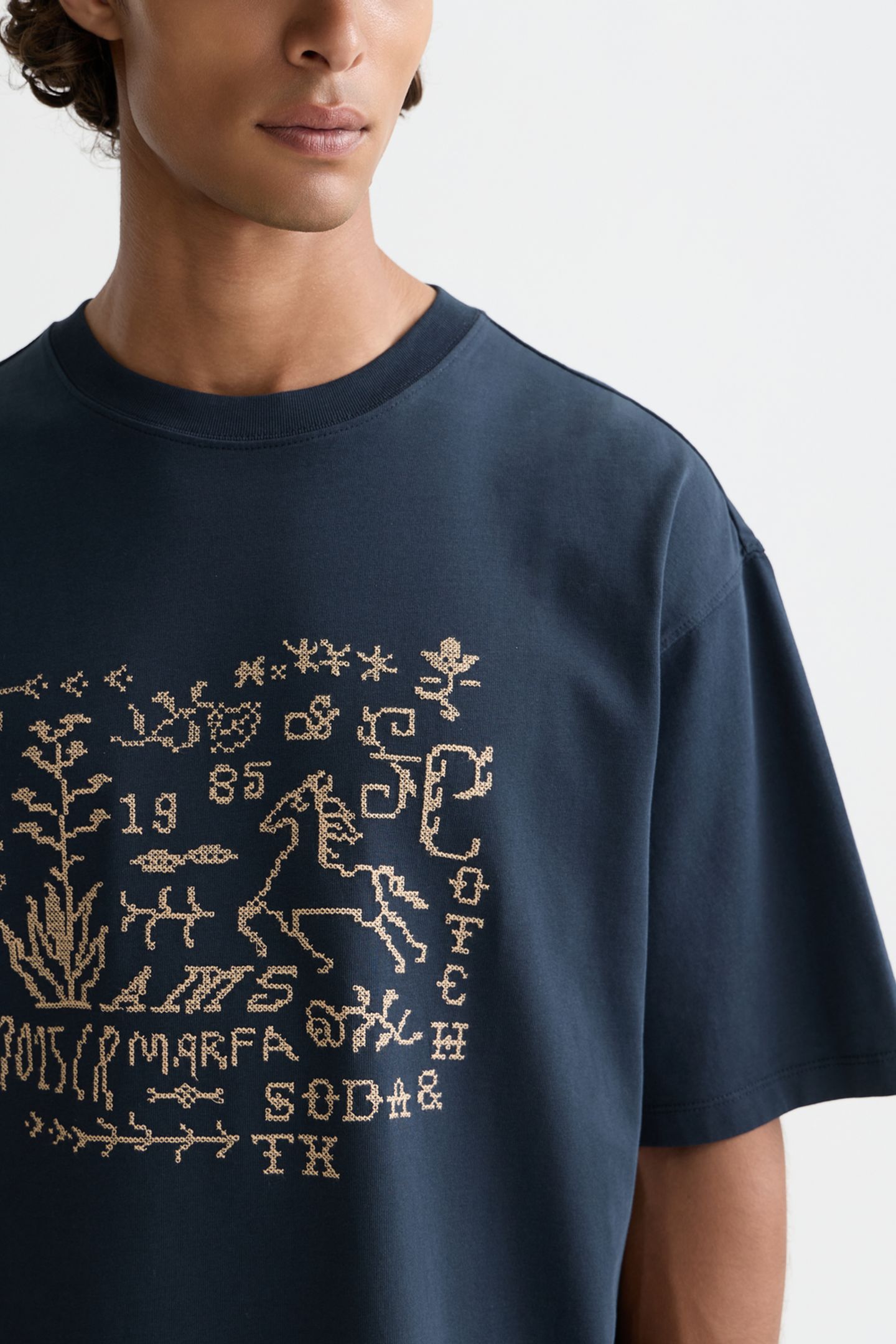 CROSS-STITCHED FRONT ARTWORK LOOSE-FIT T-SHIRT BLACK 6
