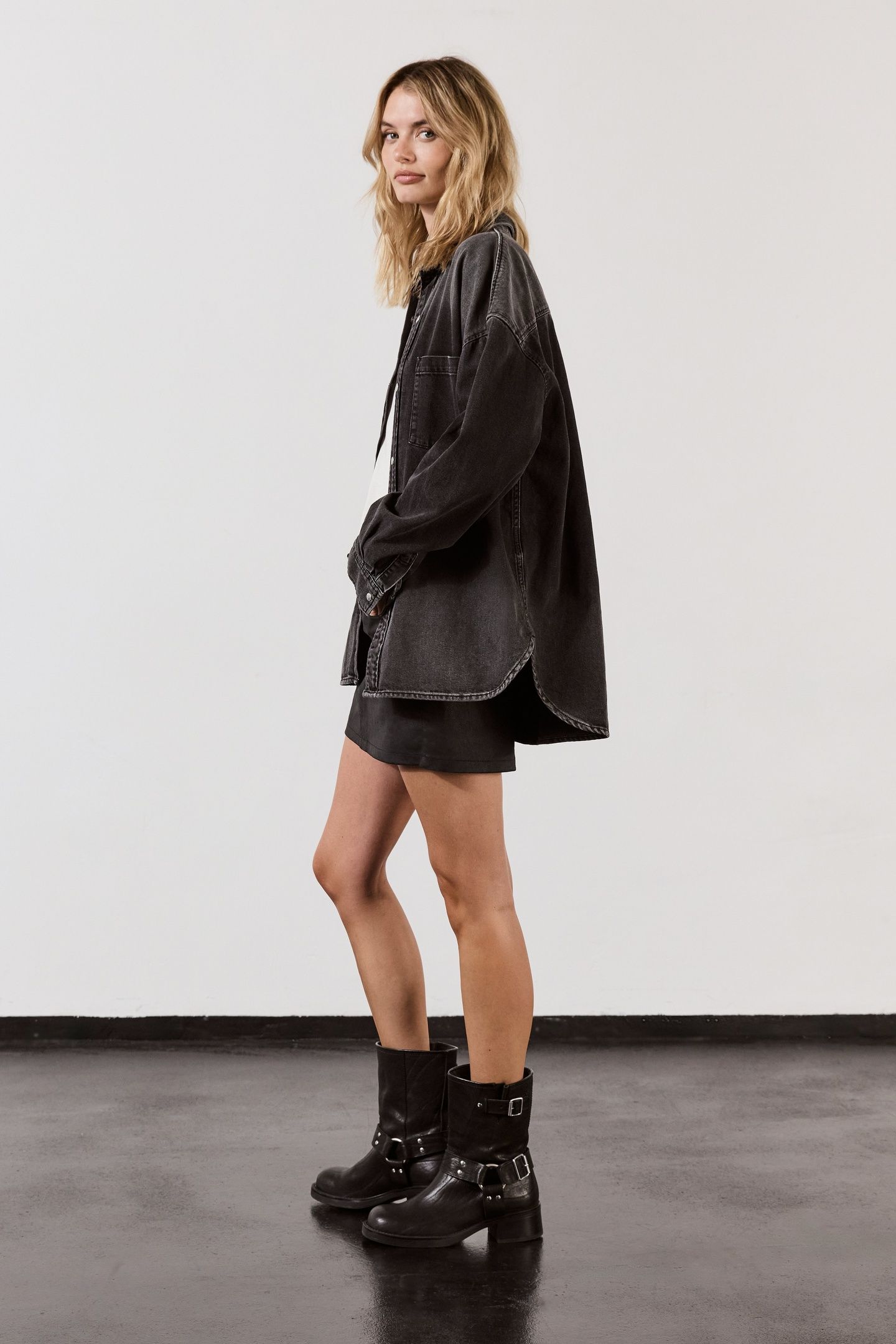 THE BLACK LOOSE DENIM SHIRT 2