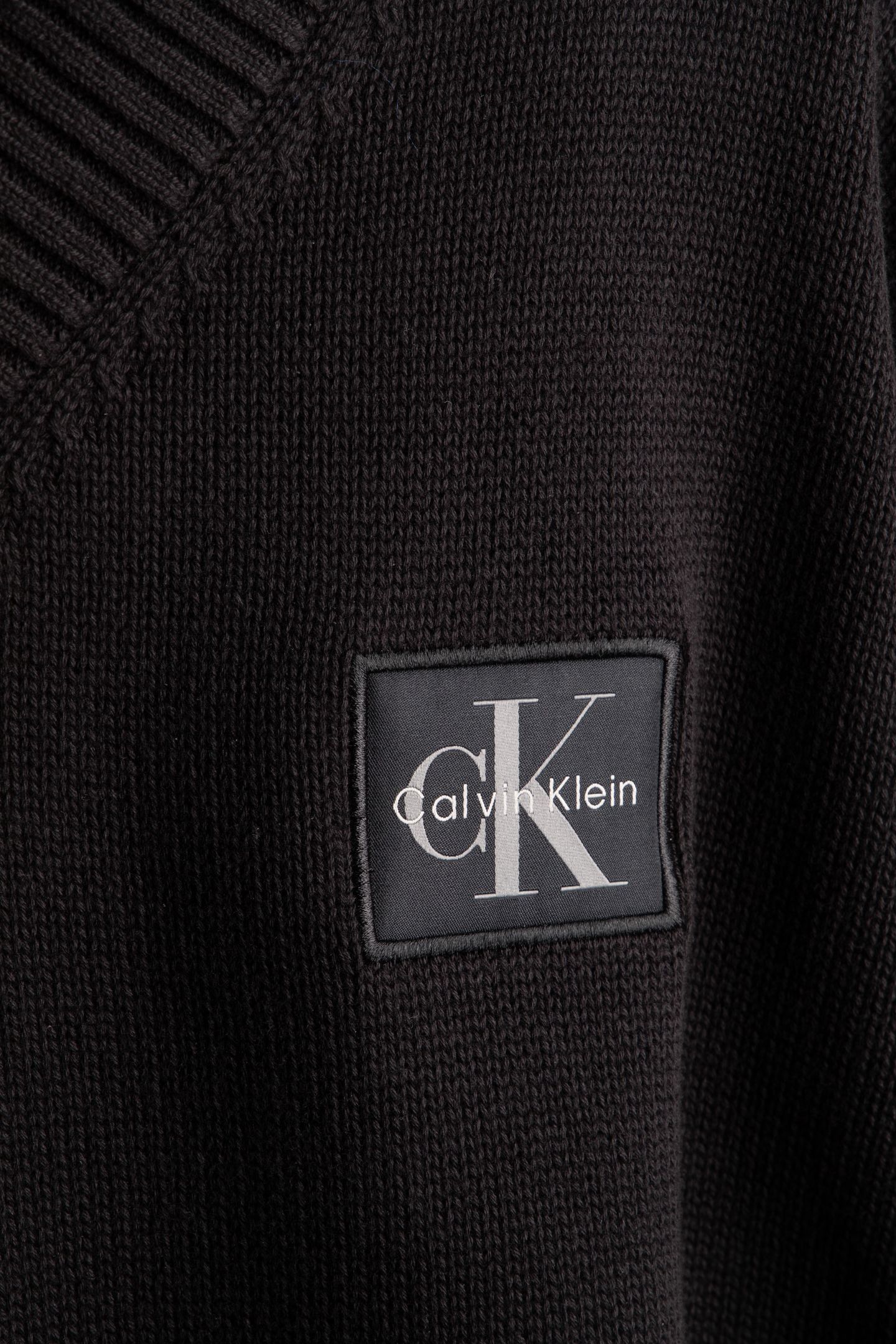 CK EMBRO BADGE V-NECK BLACK 4