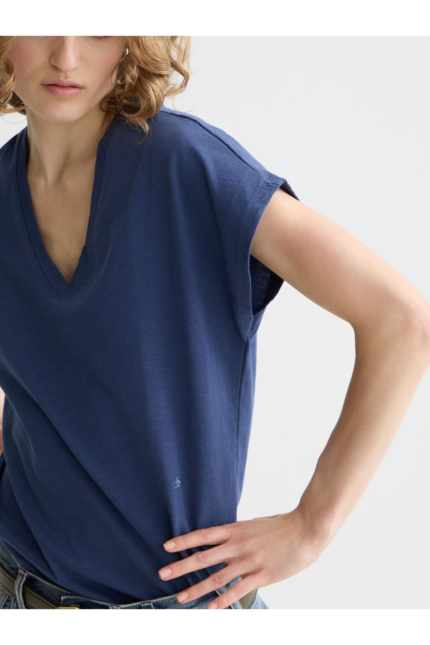 V-NECK T-SHIRT WITH AMPERSAND EMBROIDERY OCEANA 6