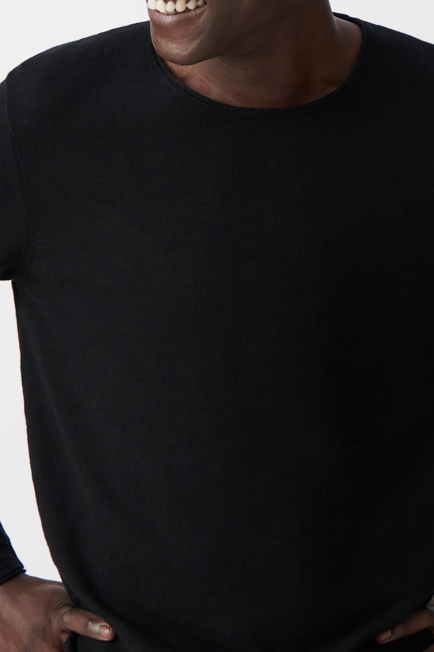 FINE-KNIT BLACK SWEATER WITH ROLLED EDGES 5