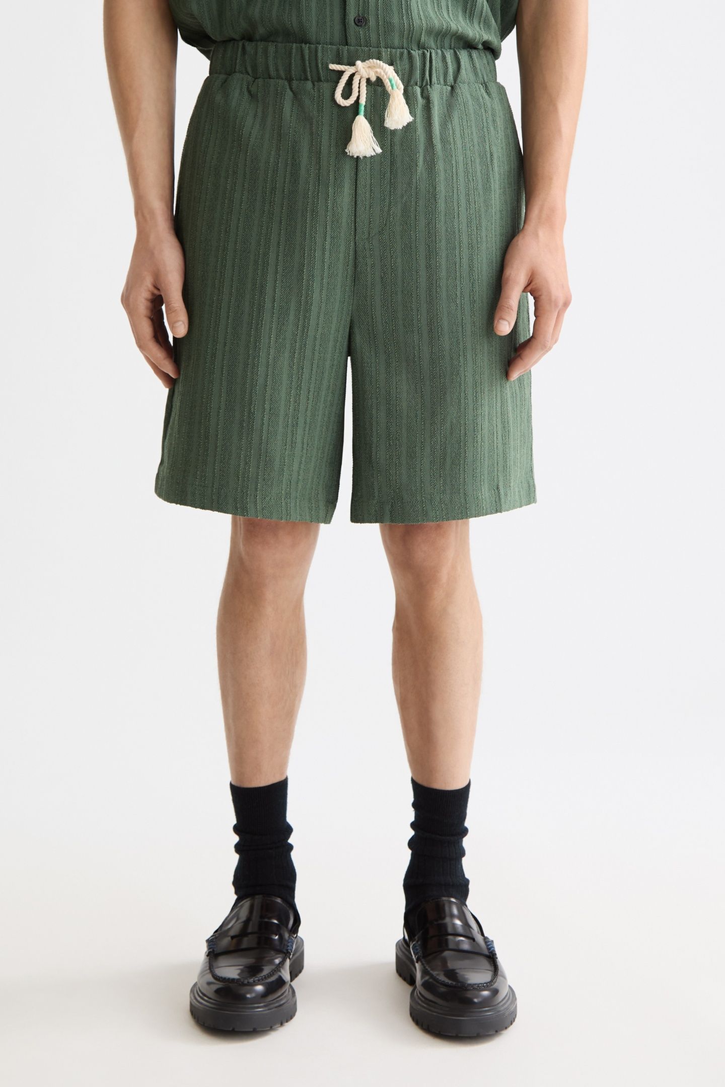 FAVE - TONAL STRIPED REGULAR FIT BERMUDA SHORTS THYME 1