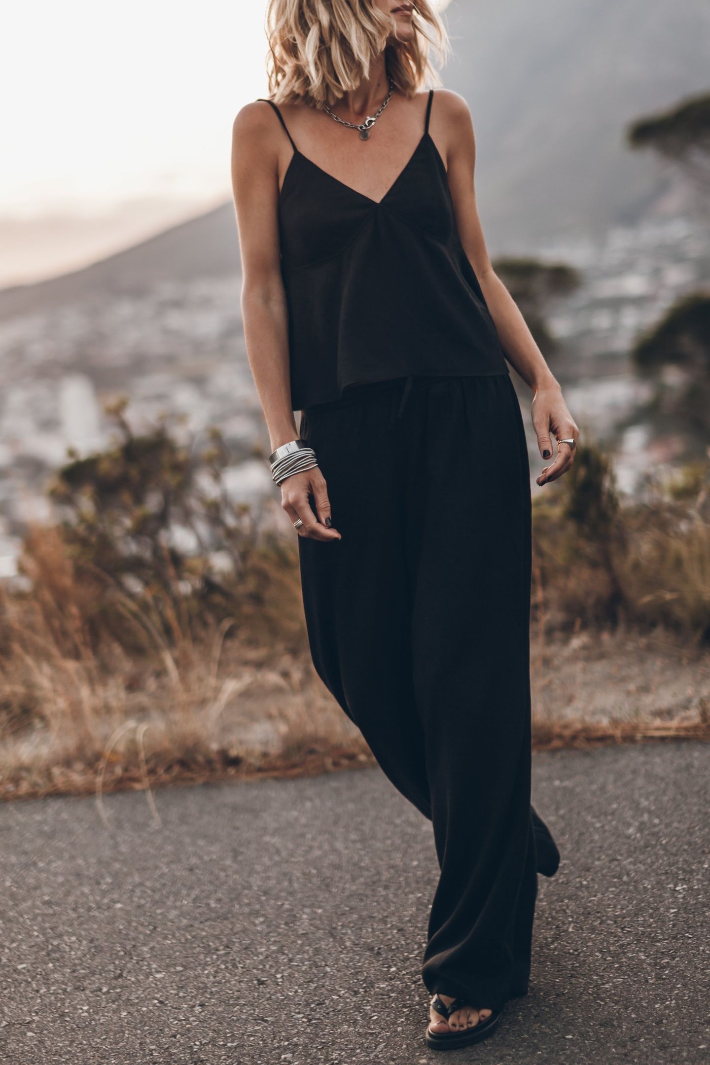 THE BLACK FLOWY PANTS 1
