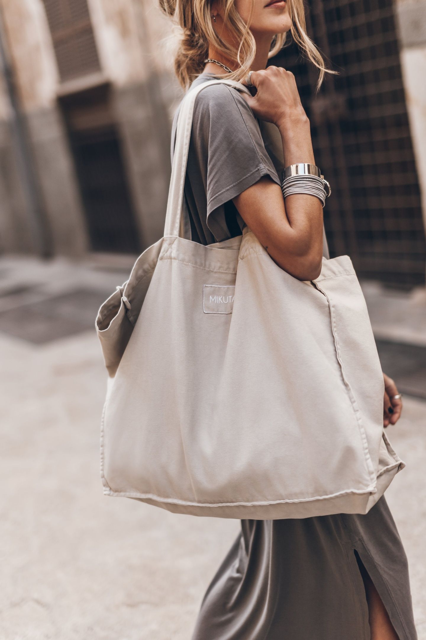 THE LIGHT LARGE CANVAS BAG 1