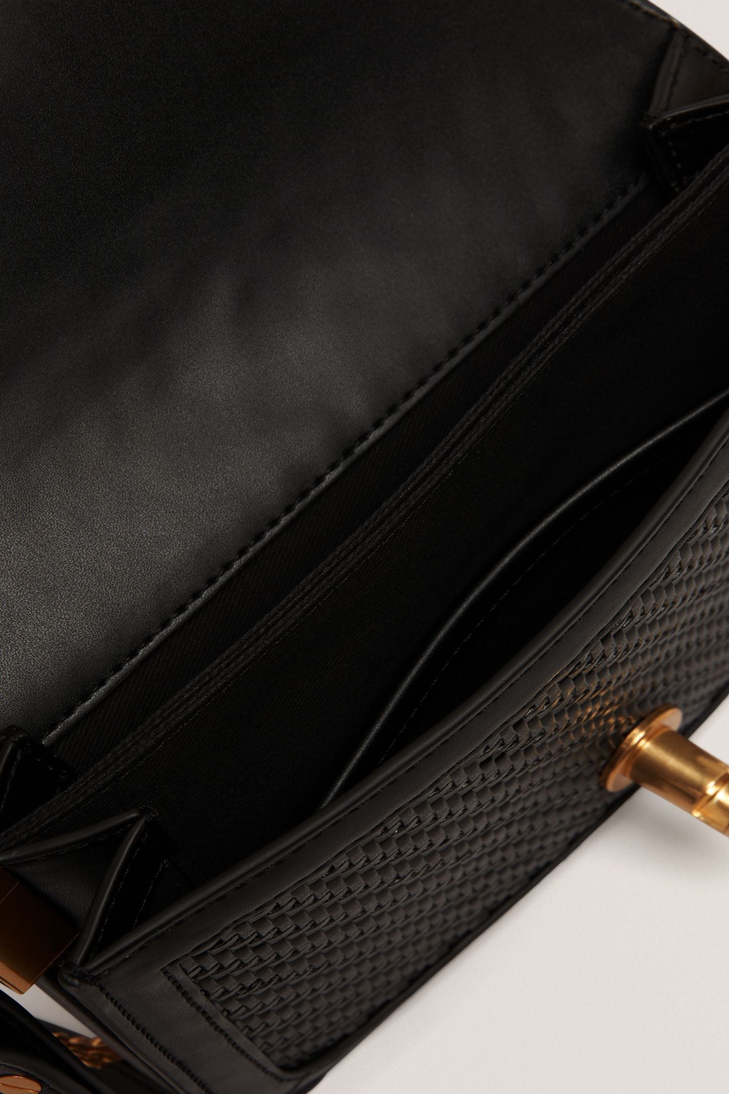 TWIST LOCK DETAIL WOVEN EMBOSSED LEATHER BLACK 3