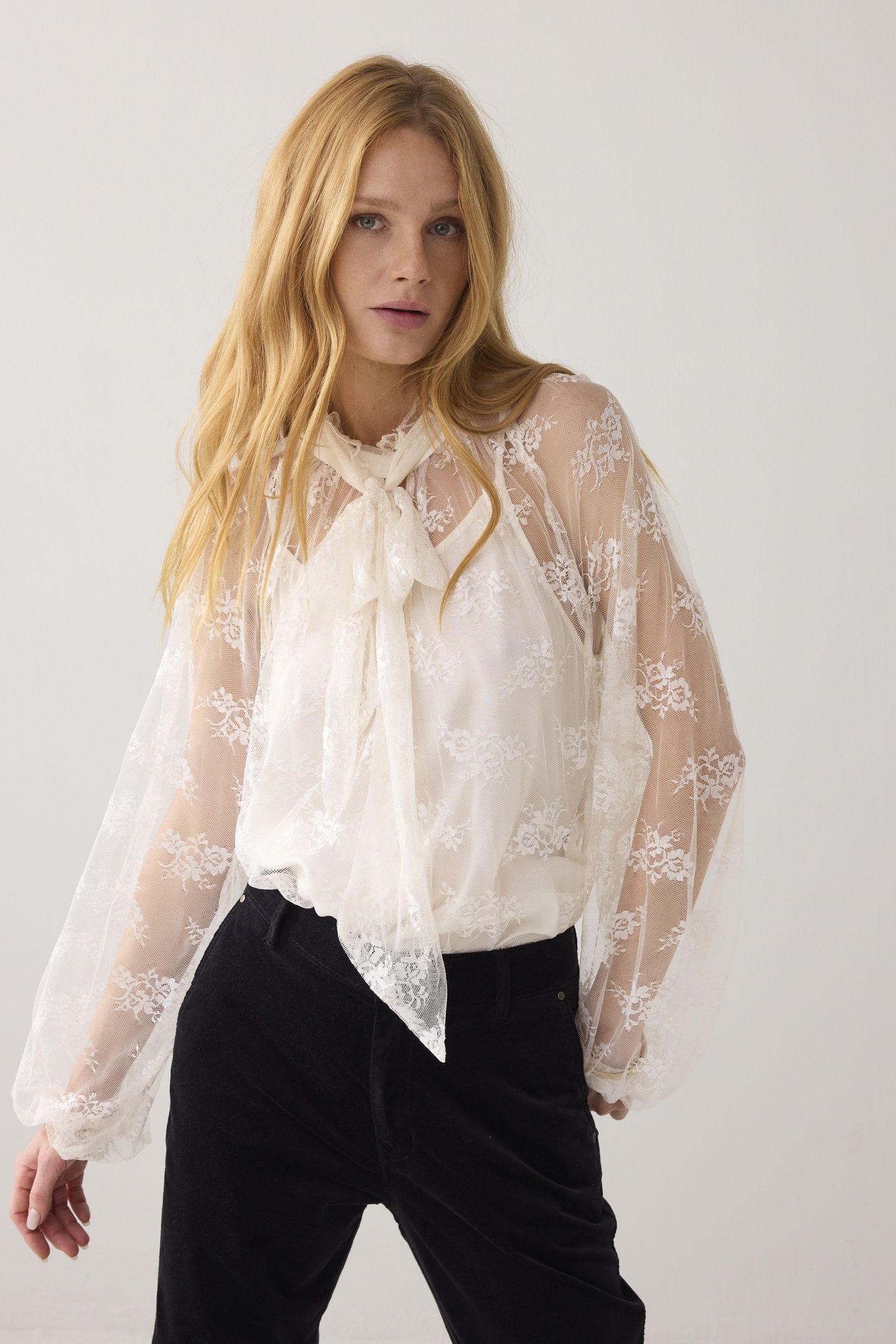 TOP ROMANTIC LACE WHITES 1