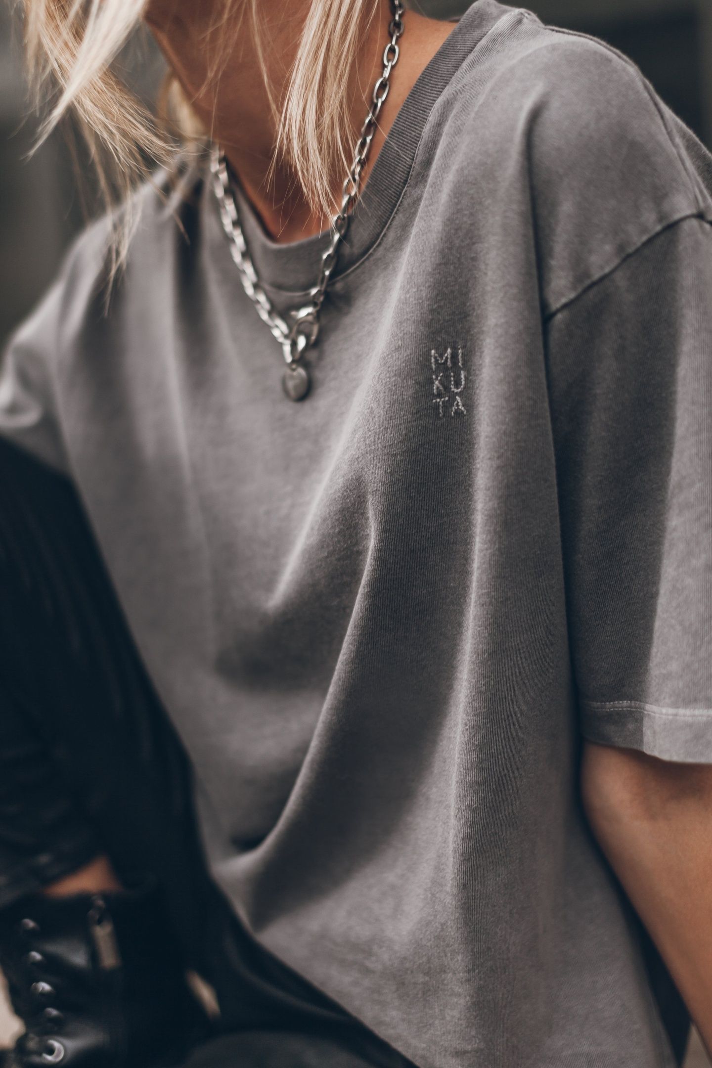 THE GREY EMBROIDERED LOGO T-SHIRT 2
