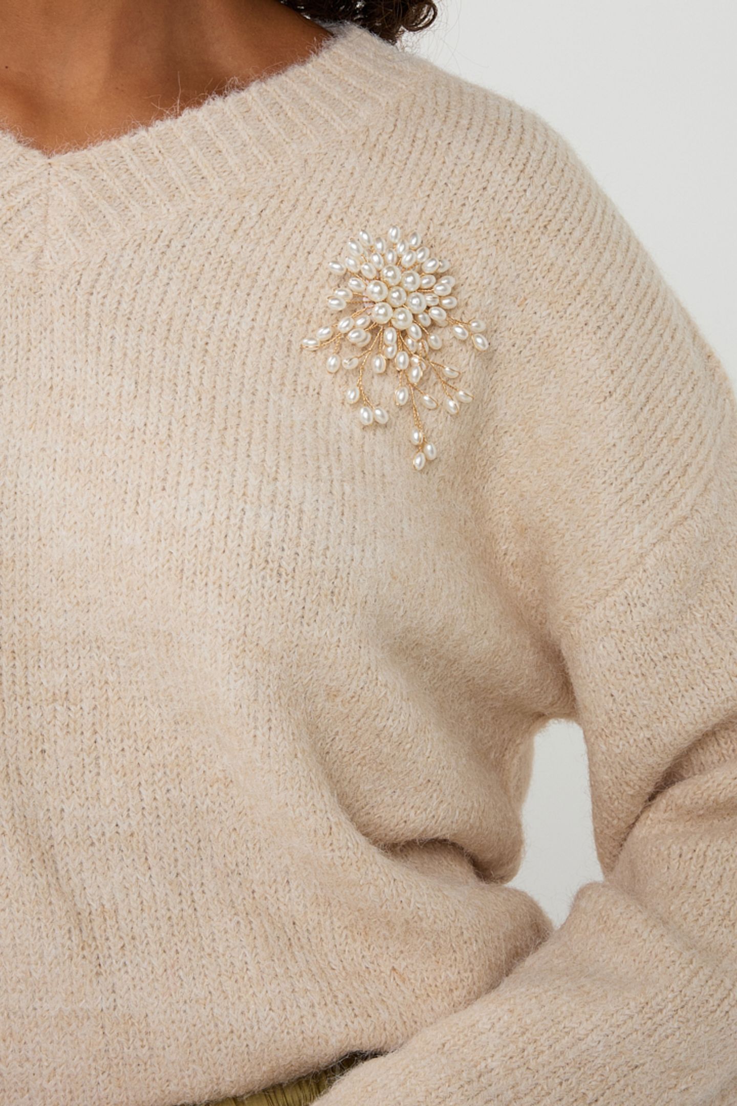SWEATER V-NECK BROOCH LIGHT SAND 7