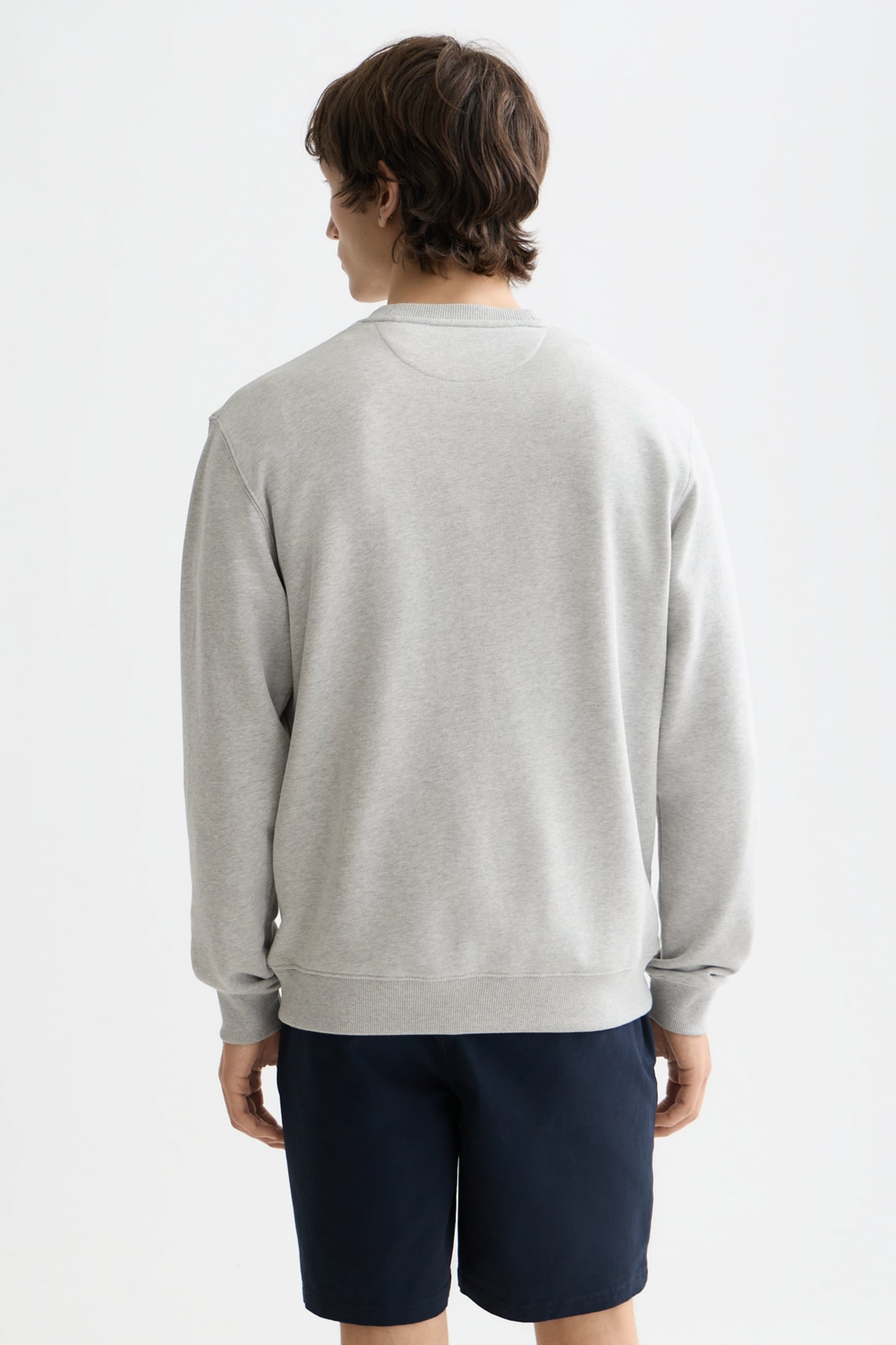 LOGO BADGE REGULAR-FIT SWEATSHIRT LIGHT PASTEL GREY 2